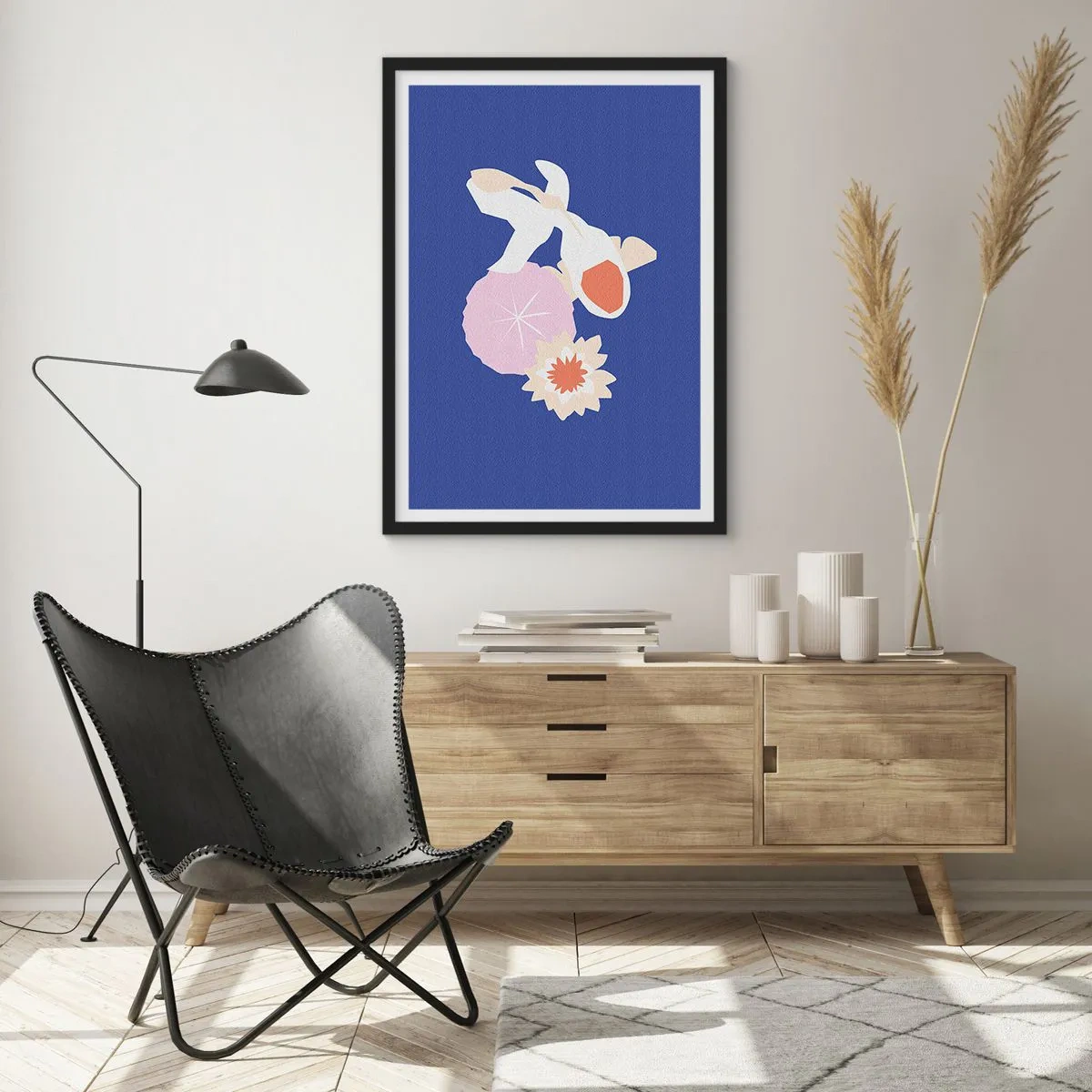 Plakát v černém rámu - Koi kapři obklopení květinami na intenzivním pozadí - 50x70cm - Kompozice květů a poupat - Moderní nástěnná dekorace do obývacího pokoje a ložnice ARTTOR