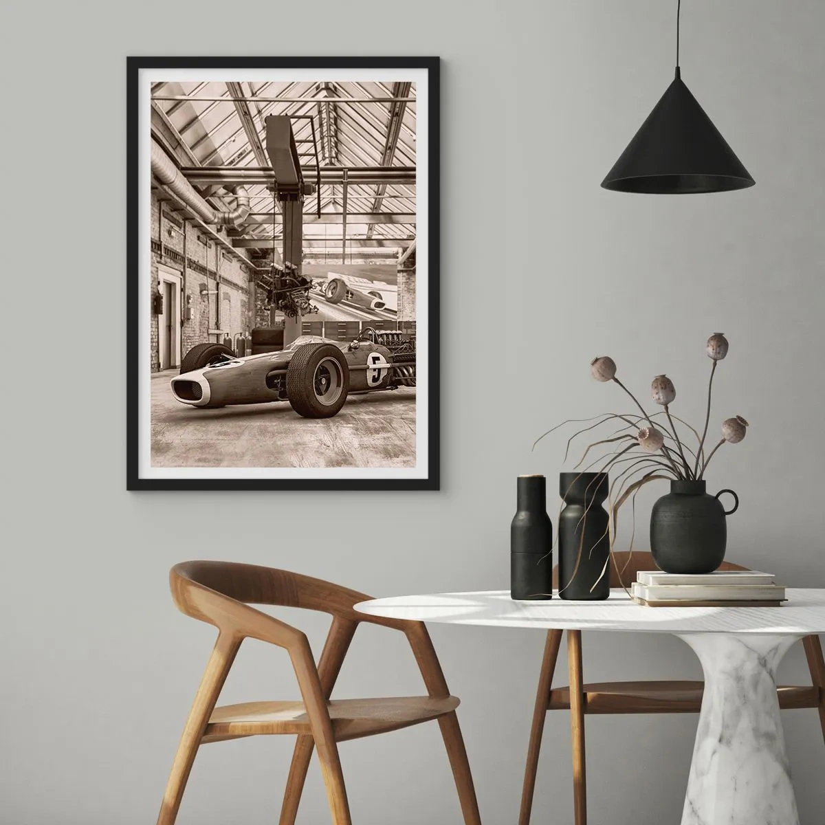 Plakát v černém rámu - Kultovní závodní auto v industriálním interiéru - 50x70cm - Odpočinek vítěze - Moderní nástěnná dekorace do obývacího pokoje a ložnice ARTTOR