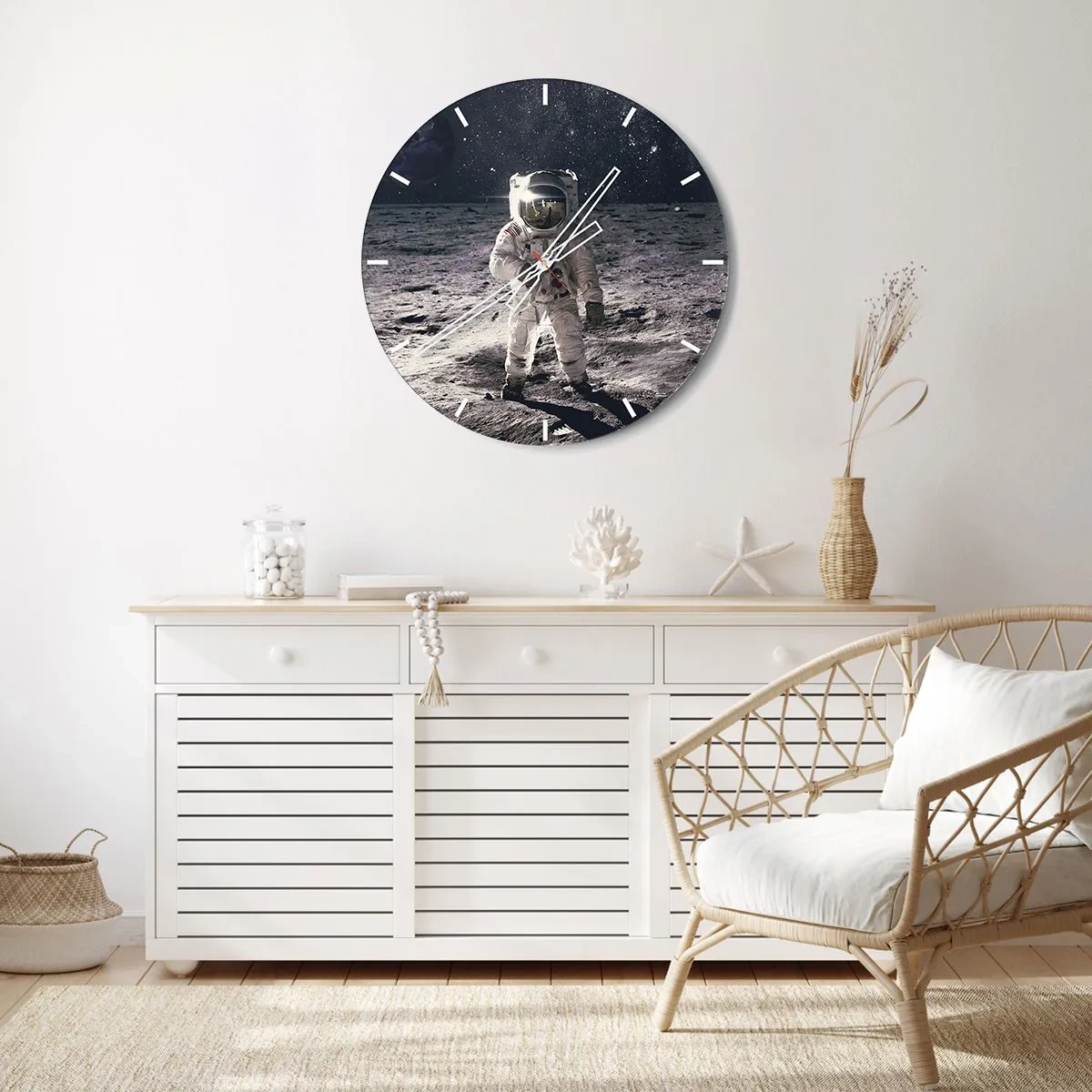 Nástěnné hodiny - Astronaut na měsíčním povrchu - 30x30cm - Pozdrav z Měsíce - Moderní nástěnná dekorace do obývacího pokoje, kuchyně a ložnice ARTTOR