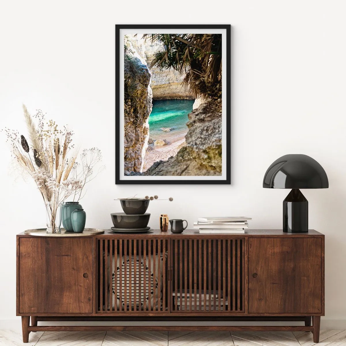 Plakát v černém rámu - Pohled na skrytou pláž skrz skalnatou štěrbinu - 50x70cm - Tyrkysová zátoka - Moderní nástěnná dekorace do obývacího pokoje a ložnice ARTTOR