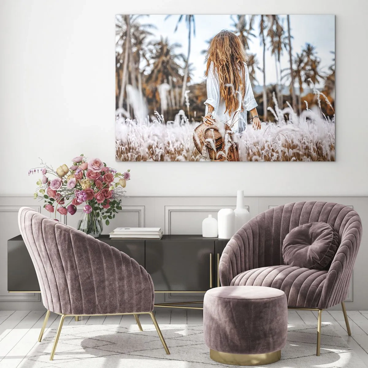 Obraz na skle - Žena v trávě s kloboukem v ruce na pozadí palem - 70x50cm - Zrozená z travní chmýří - Moderní nástěnná dekorace do obývacího pokoje a ložnice ARTTOR