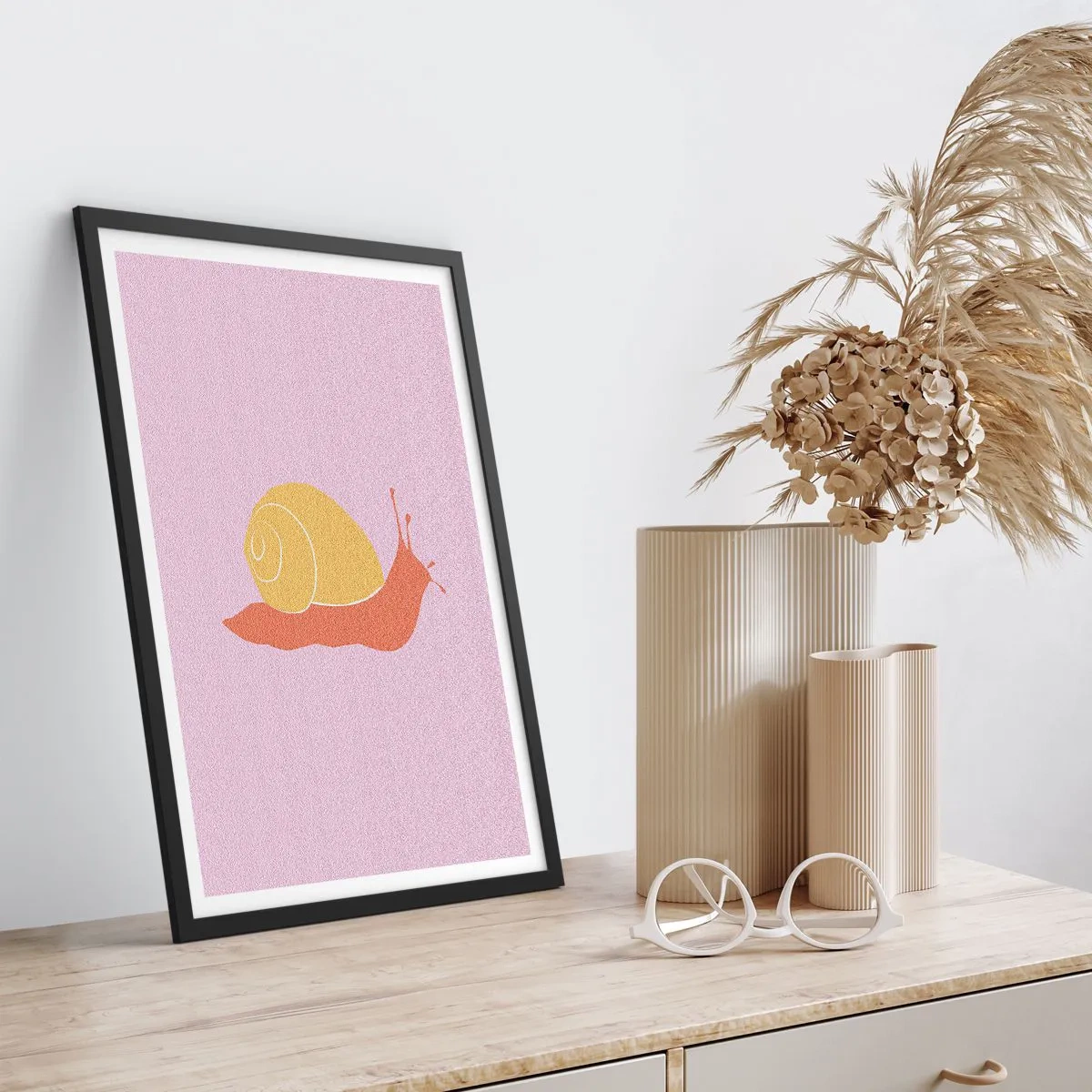 Plakát v černém rámu - Minimalistická grafika šneka na pastelovém pozadí - 50x70cm - Není kam spěchat - Moderní nástěnná dekorace do obývacího pokoje a ložnice ARTTOR