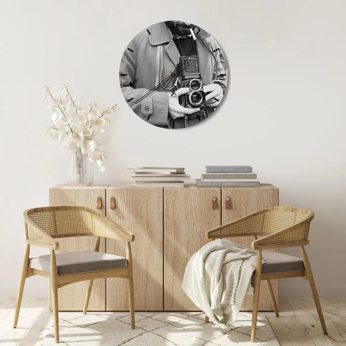 Nástěnné hodiny - Muž s retro analogovou kamerou - 30x30cm - V retro stylu - Moderní nástěnná dekorace do obývacího pokoje, kuchyně a ložnice ARTTOR