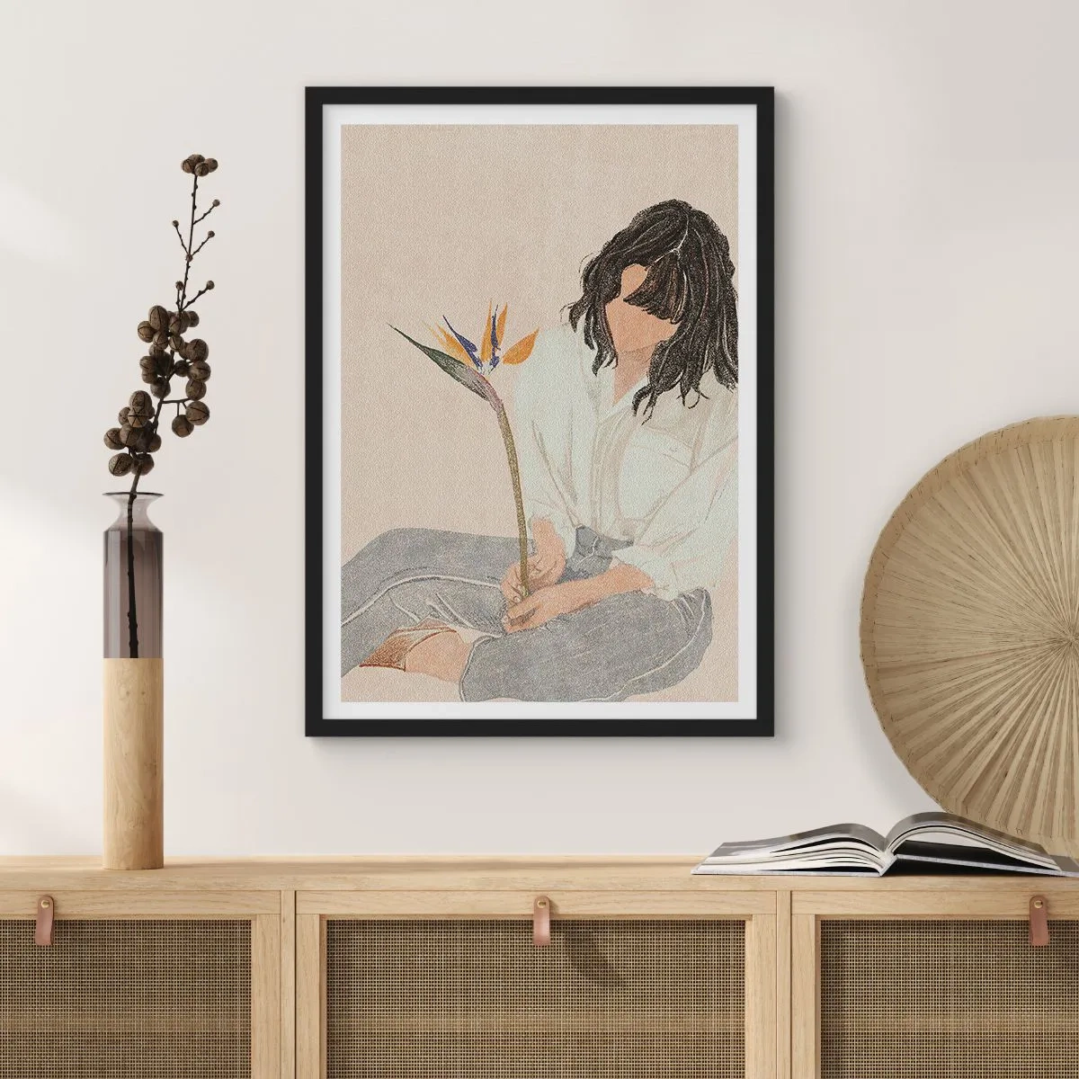 Plakát v černém rámu - Portrét ženy držící exotickou květinu s jemným nádechem barvy - 50x70cm - Portrét s exotickou květinou - Moderní nástěnná dekorace do obývacího pokoje a ložnice ARTTOR