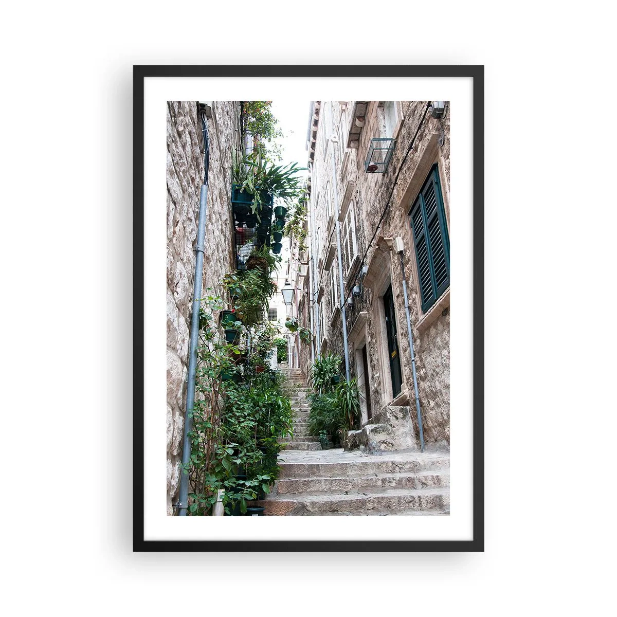 Plakát v černém rámu - Kamenná ulice s bujnou vegetací a schody - 50x70cm - Kouzlo starého města - Moderní nástěnná dekorace do obývacího pokoje a ložnice ARTTOR