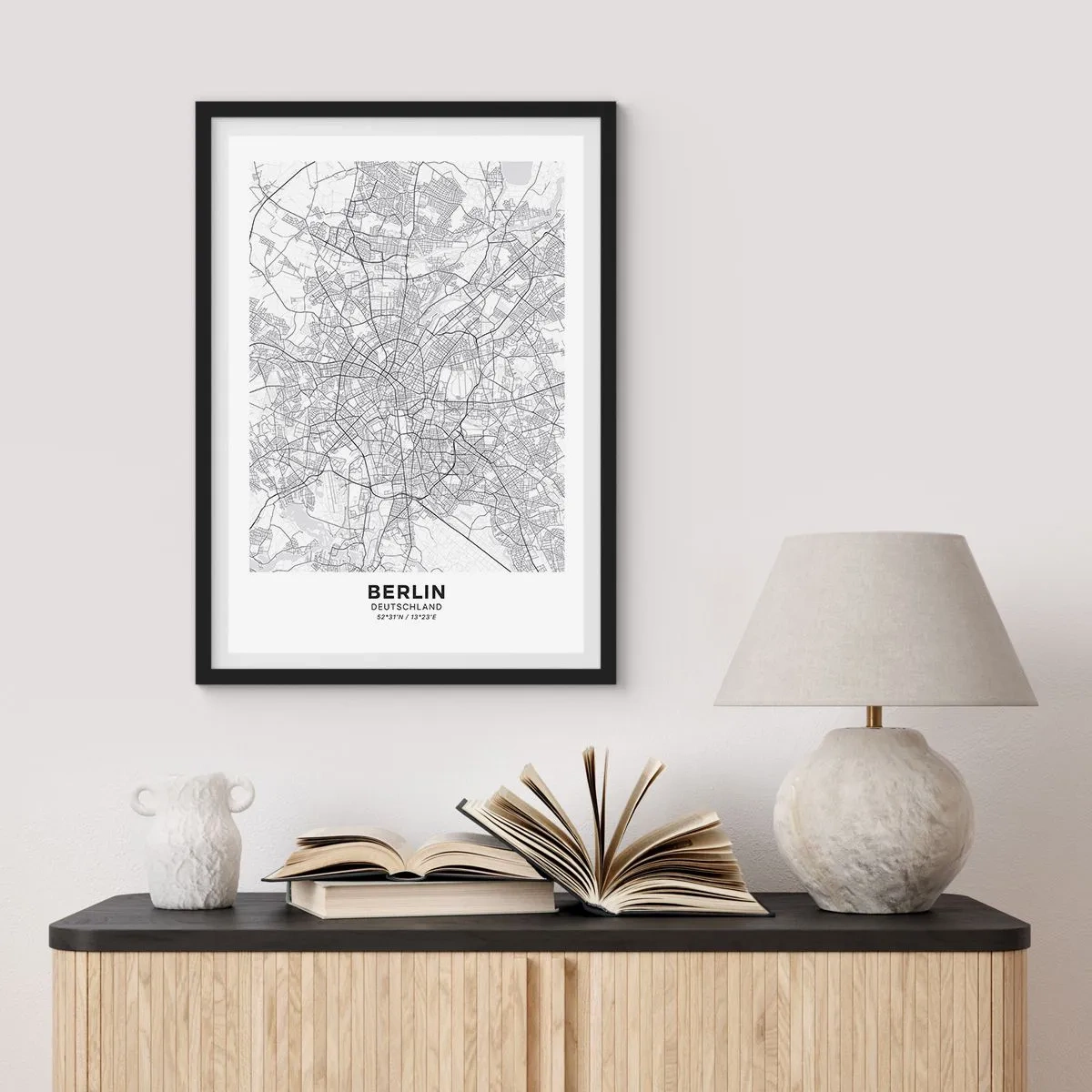 Plakát v černém rámu - Černobílá mapa Berlína s přesně zakreslenými ulicemi. - 50x70cm - Květ Berlína - Moderní nástěnná dekorace do obývacího pokoje a ložnice ARTTOR