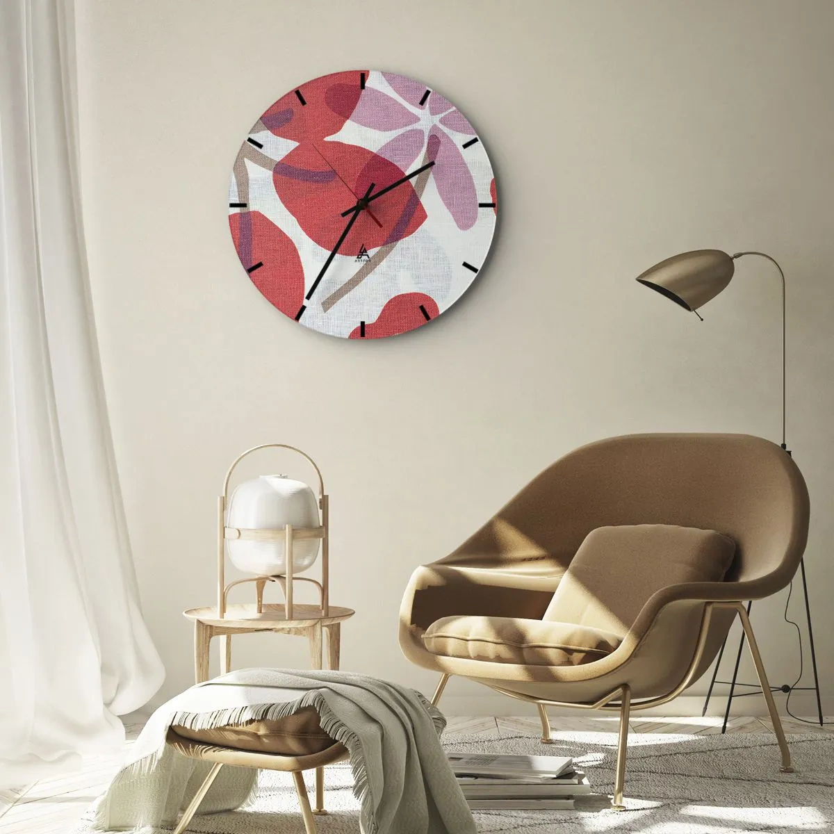Nástěnné hodiny - Růžové a červené listy na bílém pozadí s lněnou texturou - 30x30cm - Květinová kompozice v růžové - Moderní nástěnná dekorace do obývacího pokoje, kuchyně a ložnice ARTTOR