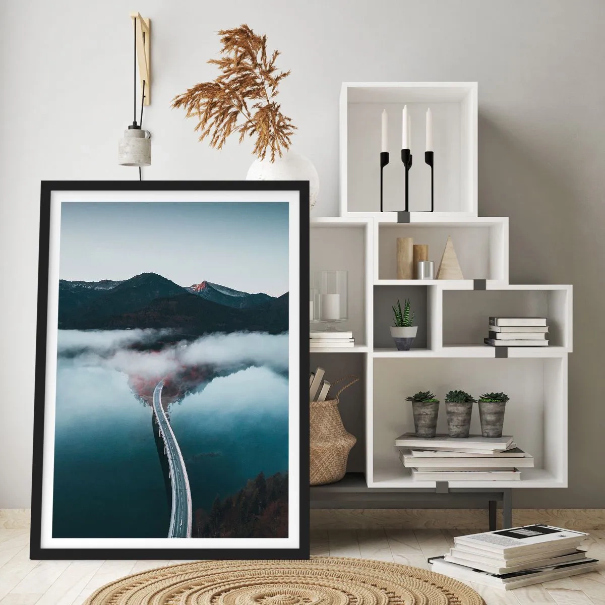 Plakát v černém rámu - Most přes klidné jezero, odrážející hory v pozadí. - 50x70cm - U vody hladké jako zrcadlo - Moderní nástěnná dekorace do obývacího pokoje a ložnice ARTTOR