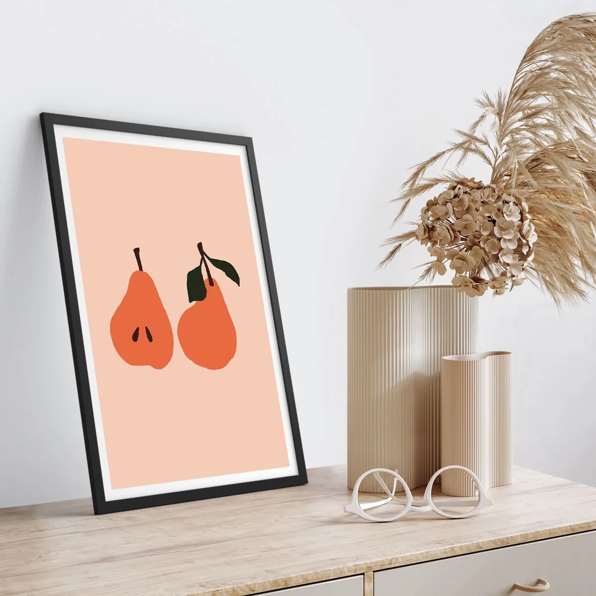 Plakát v černém rámu - Minimalistická ilustrace dvou hrušek na béžovém pozadí. - 50x70cm - Čirá sladkost - Moderní nástěnná dekorace do obývacího pokoje a ložnice ARTTOR