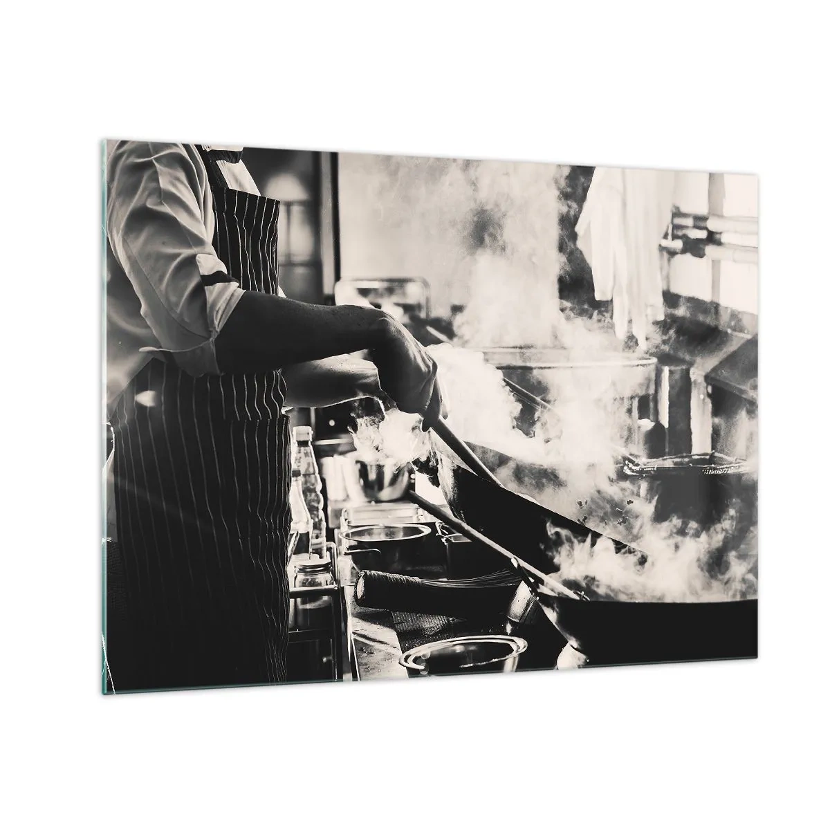 Obraz na skle - Šéfkuchař v akci s pánví v kuchyni plné páry - 70x50cm - Alchymie chutí - Moderní nástěnná dekorace do obývacího pokoje a ložnice ARTTOR