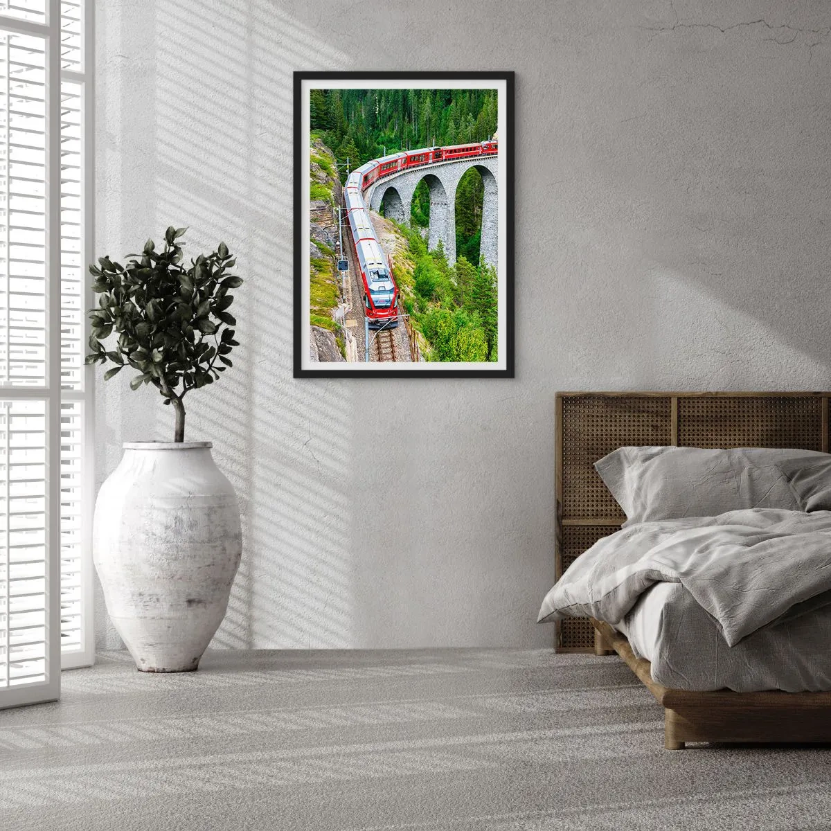 Plakát v černém rámu - Červený vlak na viaduktu obklopený zeleným lesem - 50x70cm - Horský výhled přímo z vlaku - Moderní nástěnná dekorace do obývacího pokoje a ložnice ARTTOR