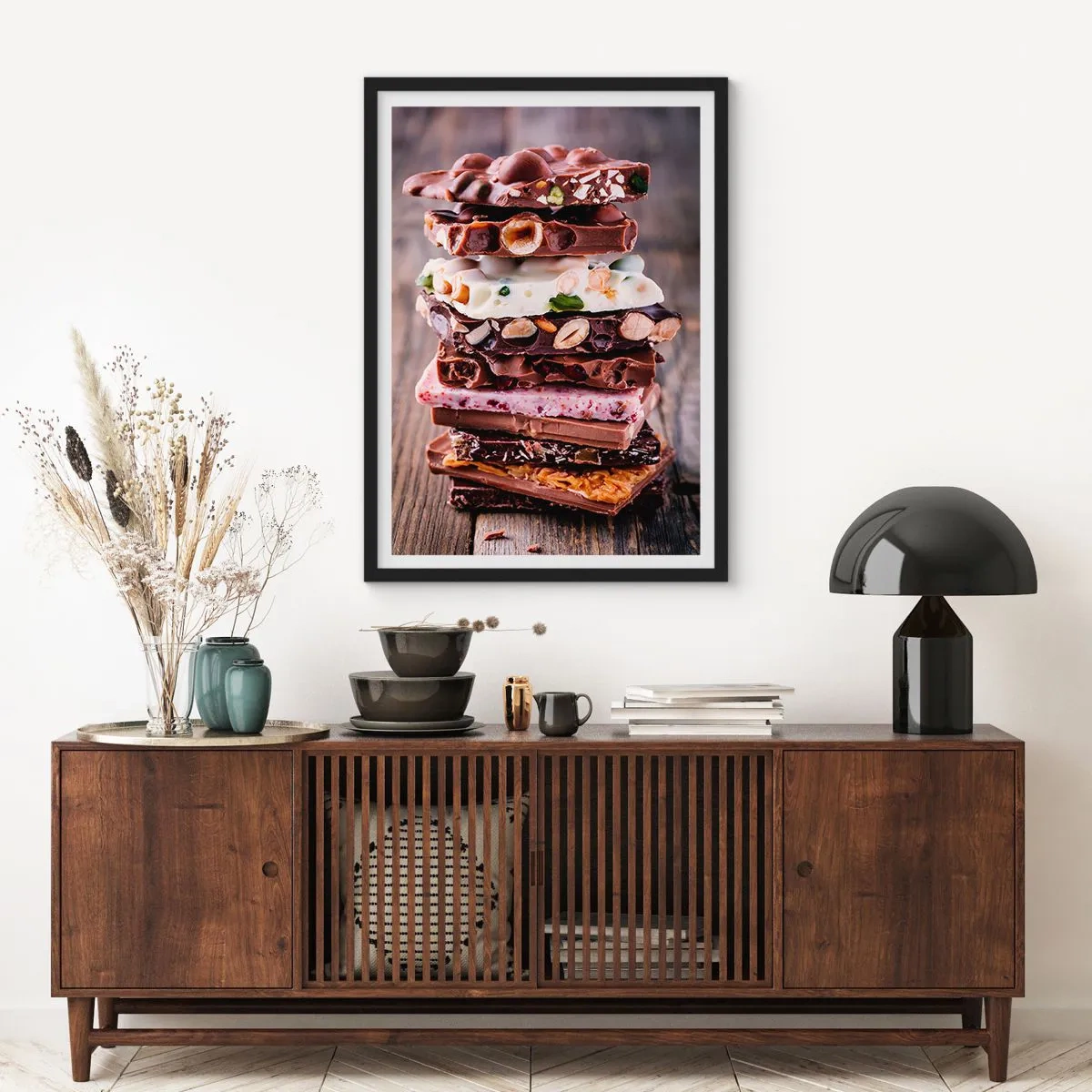 Plakát v černém rámu - Hromada čokoládových tyčinek s ořechy a ovocem - 50x70cm - Rozkošná perspektiva - Moderní nástěnná dekorace do obývacího pokoje a ložnice ARTTOR