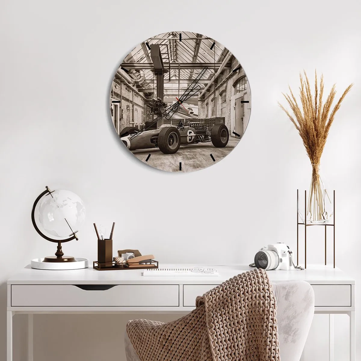Nástěnné hodiny - Klasické závodní auto ve staré průmyslové hale - 30x30cm - Odpočinek vítěze - Moderní nástěnná dekorace do obývacího pokoje, kuchyně a ložnice ARTTOR