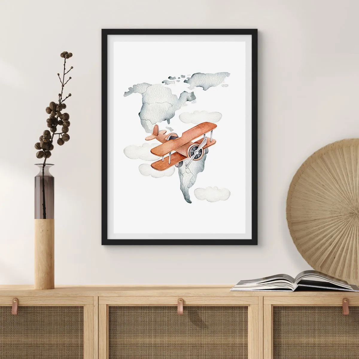 Plakát v černém rámu - Dvojplošník nad mapou světa v oblacích - 50x70cm - V průkopnickém duchu - Moderní nástěnná dekorace do obývacího pokoje a ložnice ARTTOR