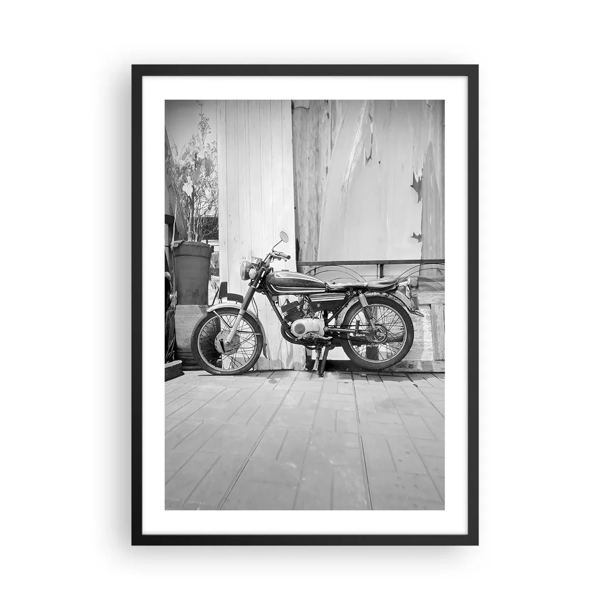 Plakát v černém rámu - Retro motocykl u dřevěné zdi - 50x70cm - Klasika nade vše - Moderní nástěnná dekorace do obývacího pokoje a ložnice ARTTOR