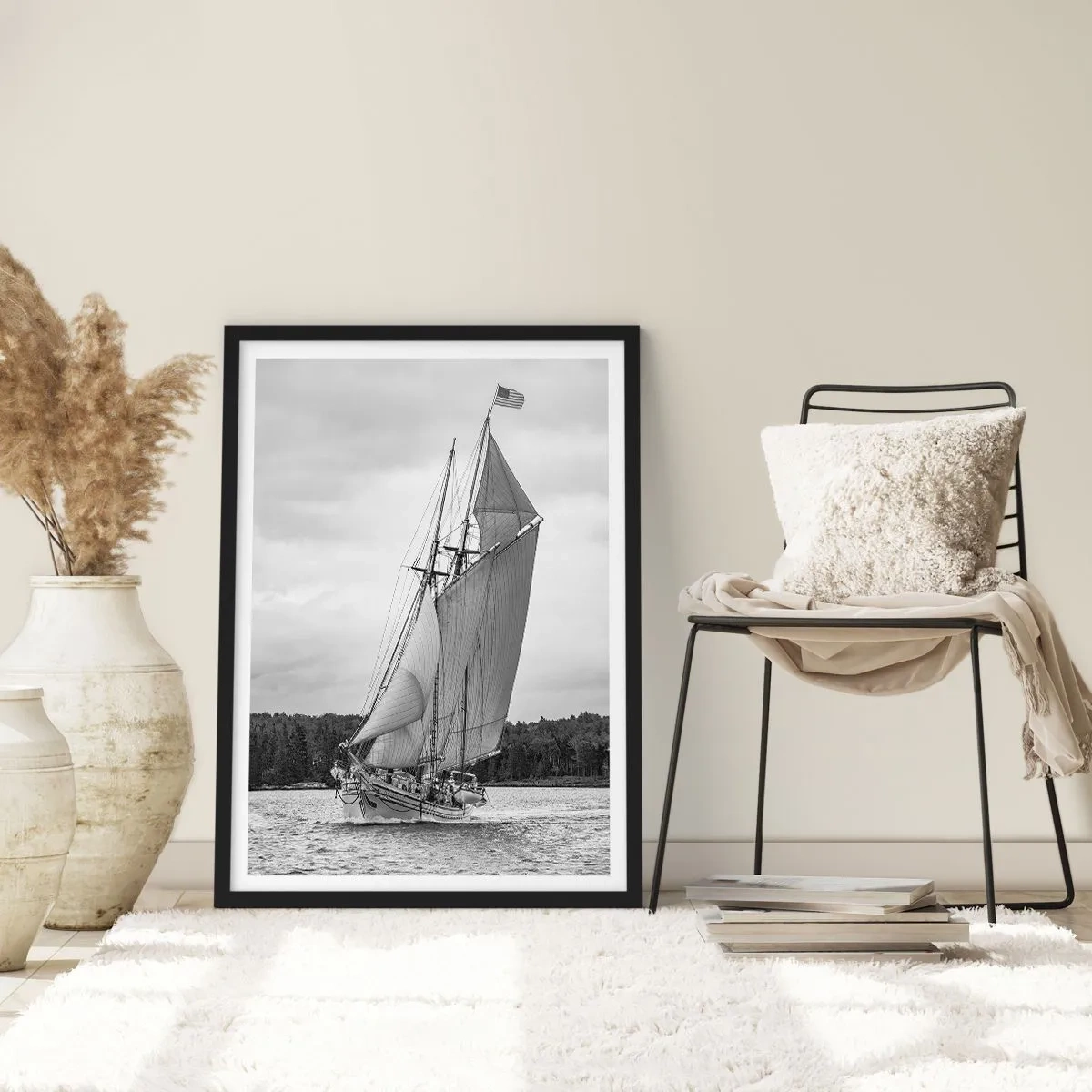 Plakát v černém rámu - Plachetnice s velkými plachtami plující po moři v černé a bílé - 50x70cm - Bratři větru - Moderní nástěnná dekorace do obývacího pokoje a ložnice ARTTOR