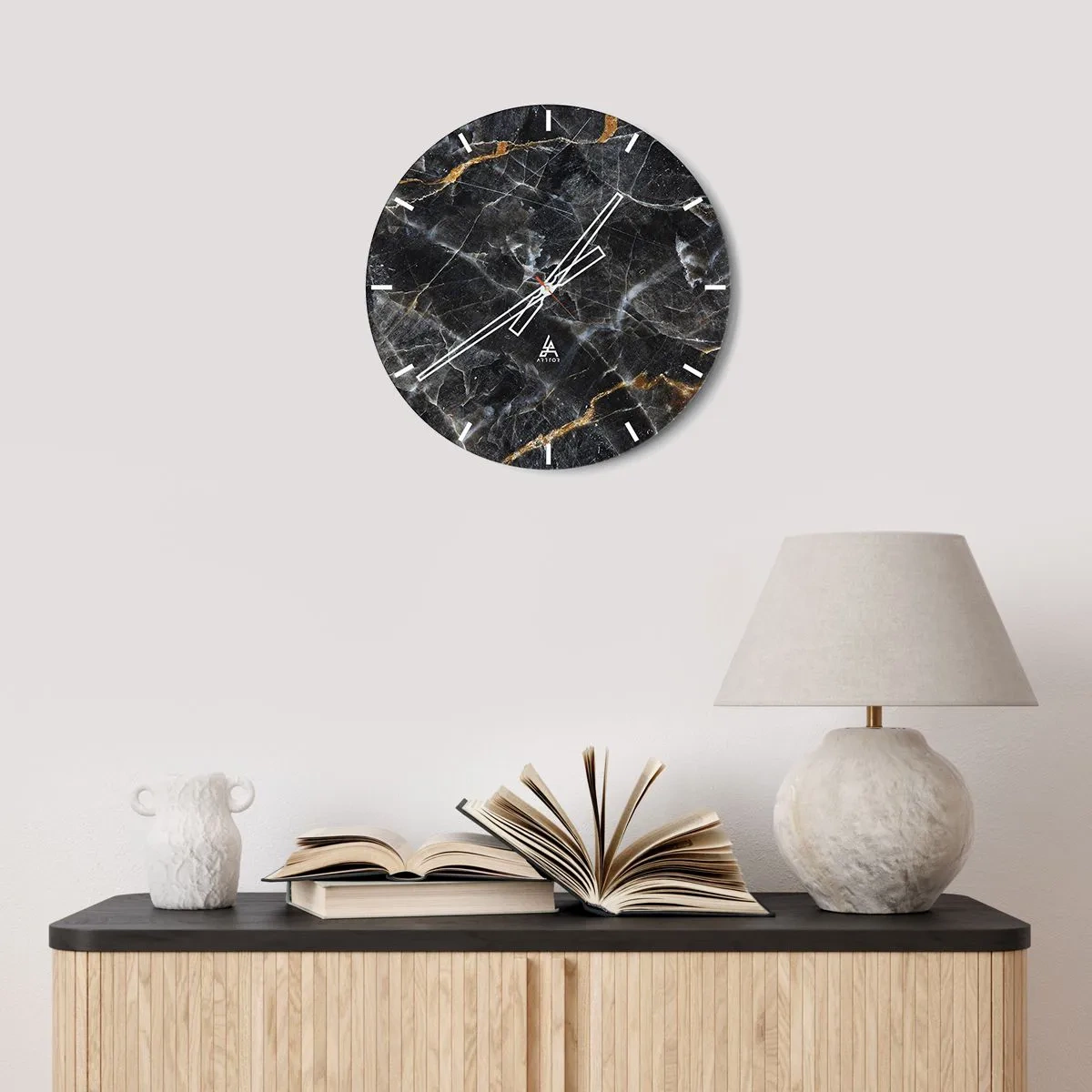 Nástěnné hodiny - Černá mramorová konstrukce se světlými a zlatými žilkami - 30x30cm - Vnitřní život kamene - Moderní nástěnná dekorace do obývacího pokoje, kuchyně a ložnice ARTTOR