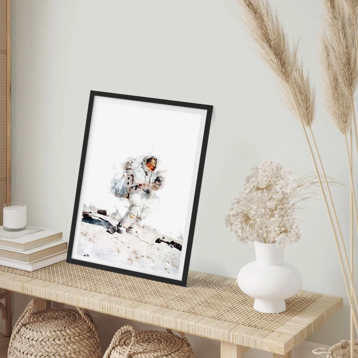 Plakát v černém rámu - Astronaut ve skafandru na povrchu Měsíce - 50x70cm - Posel Země - Moderní nástěnná dekorace do obývacího pokoje a ložnice ARTTOR