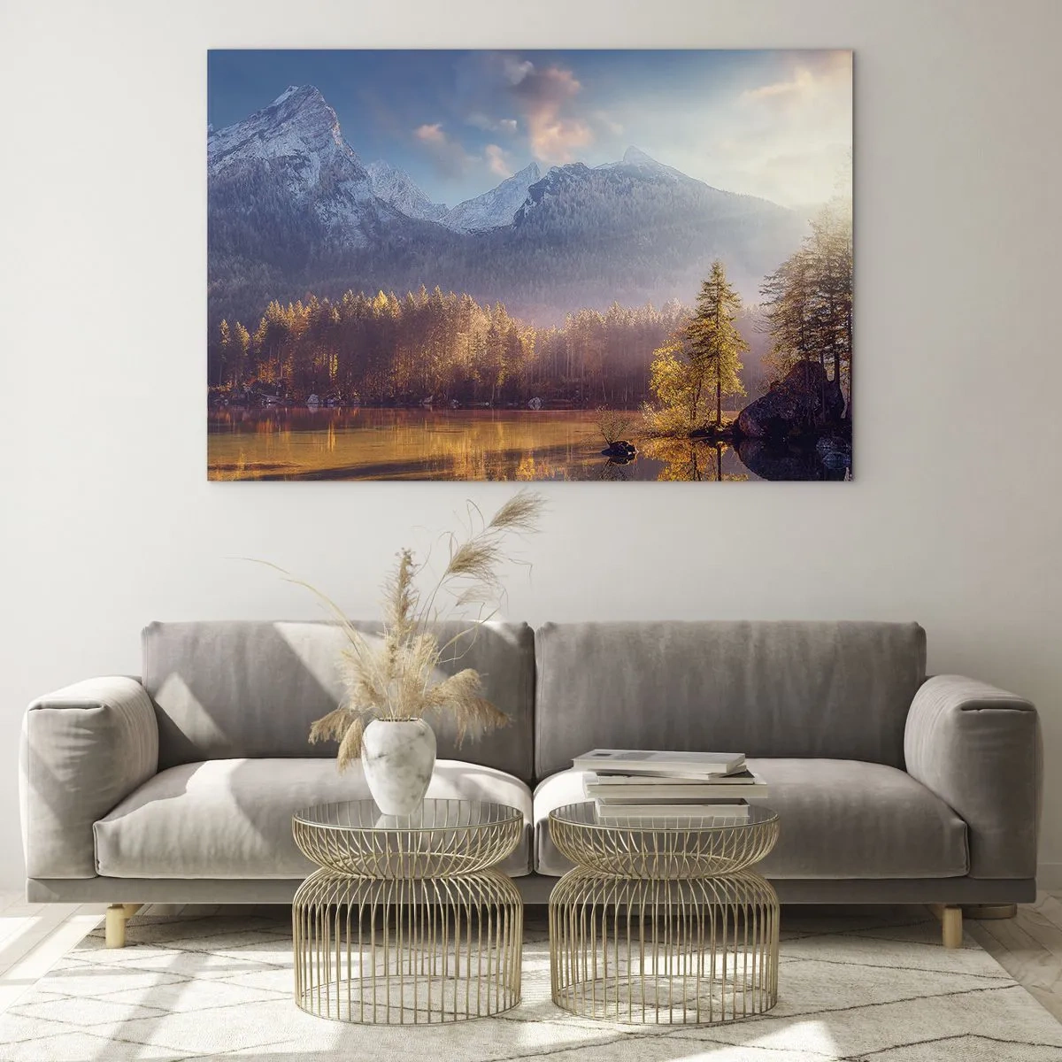 Obraz na skle - Zlaté ranní světlo nad horským jezerem obklopeným lesem - 70x50cm - V horách a údolích - Moderní nástěnná dekorace do obývacího pokoje a ložnice ARTTOR