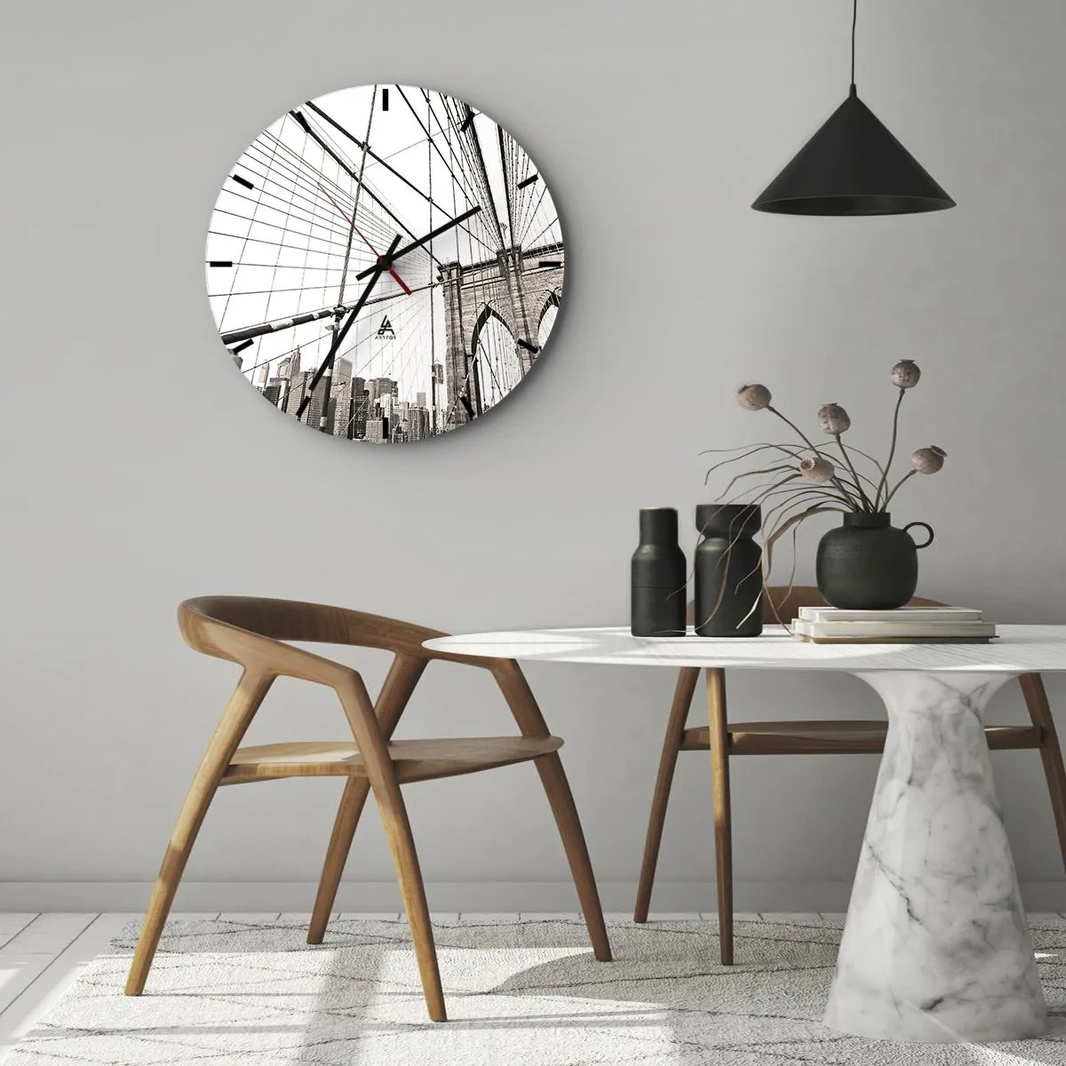 Nástěnné hodiny - Záběr na lanový most s panoramatem města v pozadí v odstínech šedé. - 30x30cm - Newyorská katedrála - Moderní nástěnná dekorace do obývacího pokoje, kuchyně a ložnice ARTTOR