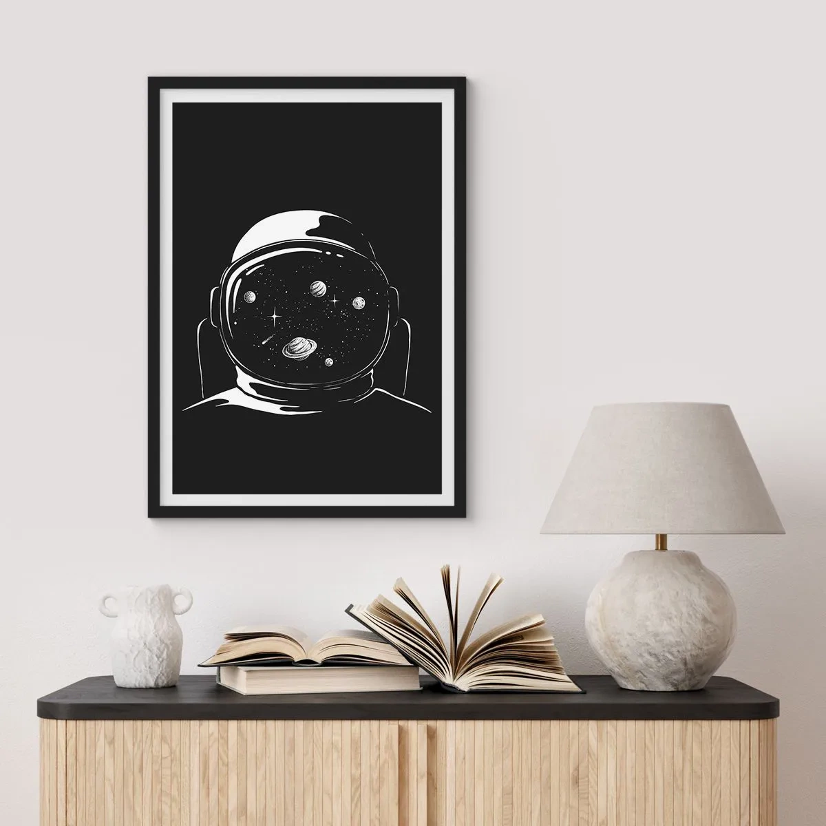Plakát v černém rámu - Astronaut s odrazem vesmíru v jeho helmě - 50x70cm - Skvělý výhled - Moderní nástěnná dekorace do obývacího pokoje a ložnice ARTTOR