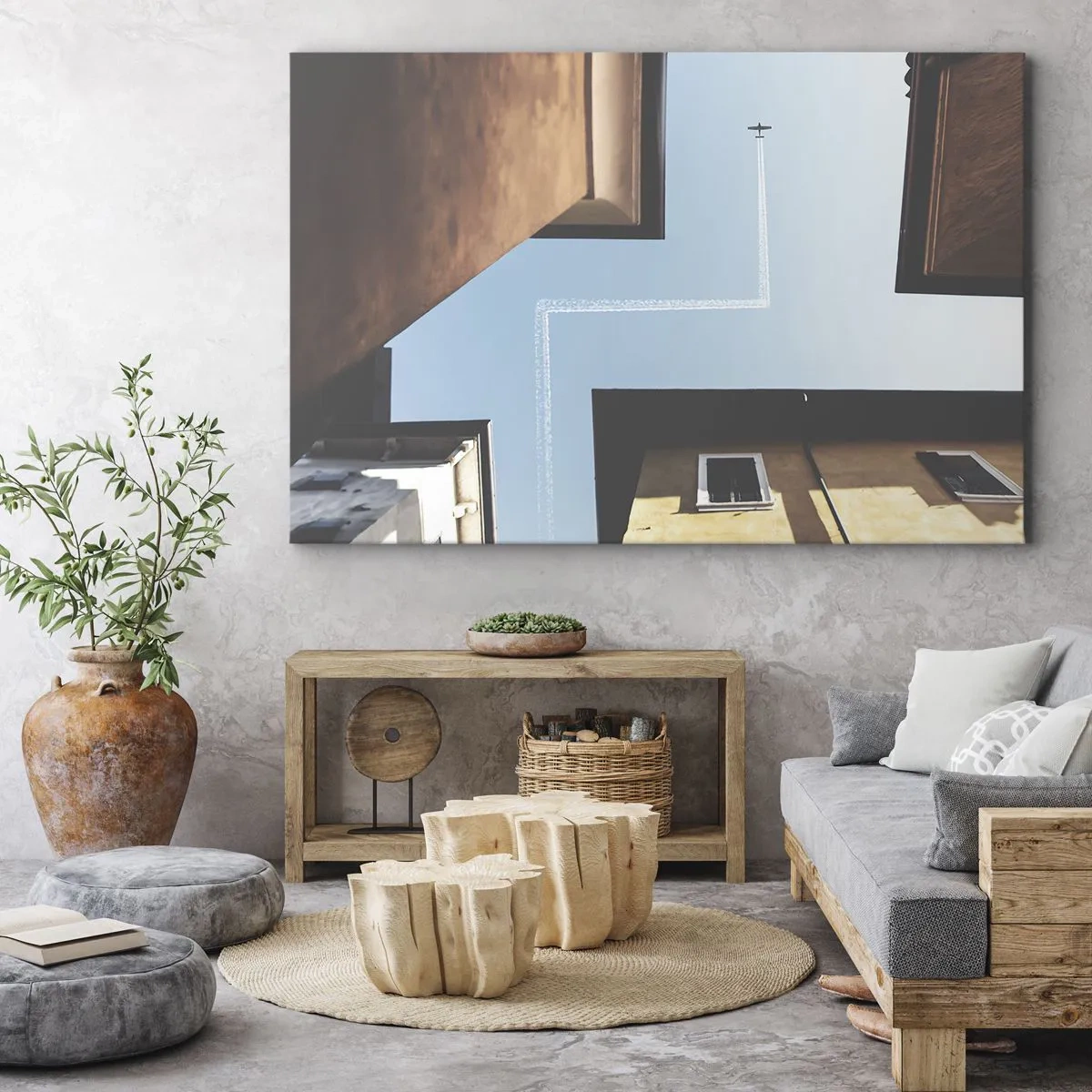 Obraz na plátně - Pohled na letadlo a jeho stopu na obloze z pouliční perspektivy - 70x50cm - Nad městským labyrintem - Moderní nástěnná dekorace do obývacího pokoje a ložnice ARTTOR