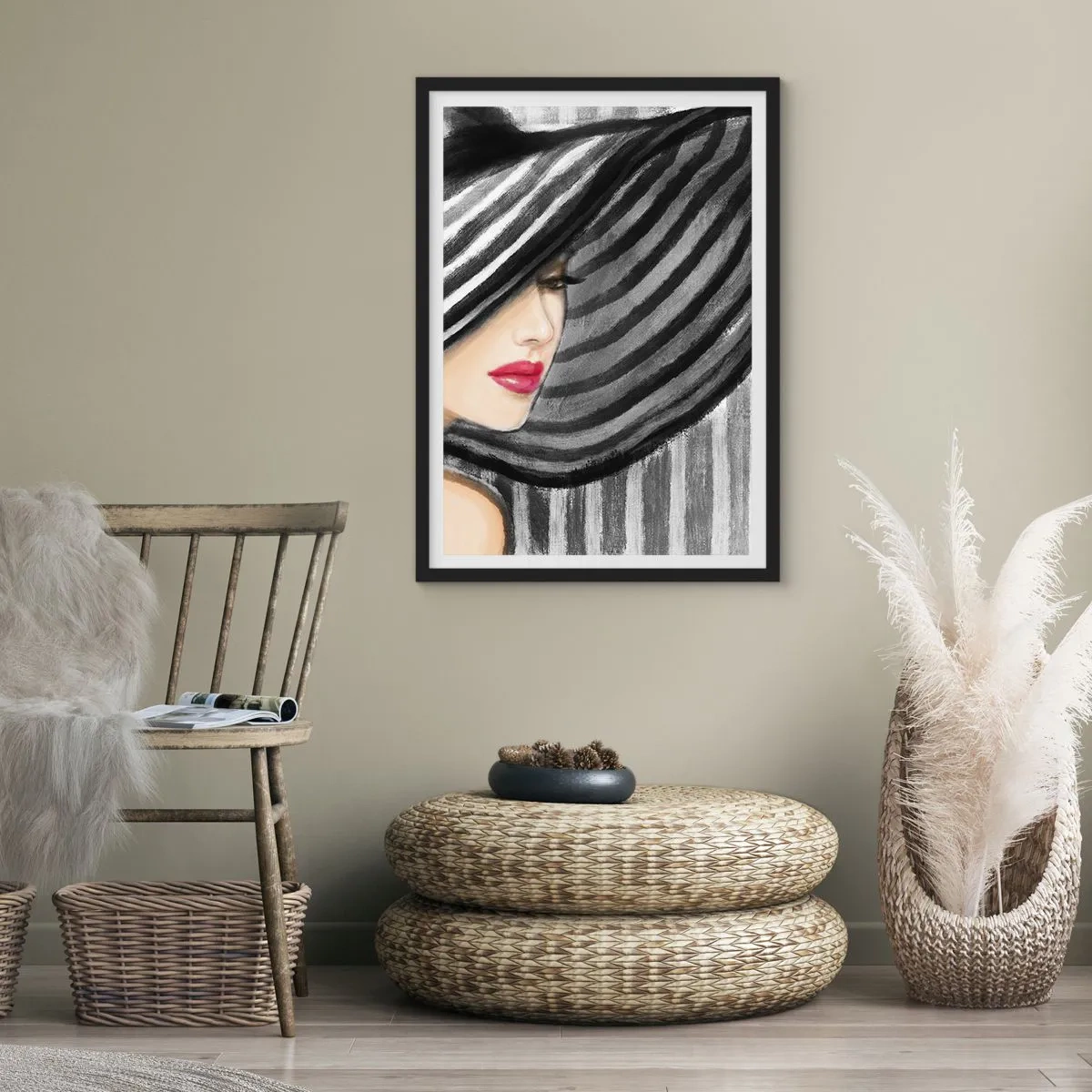 Plakát v černém rámu - Žena v širokém klobouku s červenými rty - 50x70cm - Kde tě hledat? - Moderní nástěnná dekorace do obývacího pokoje a ložnice ARTTOR