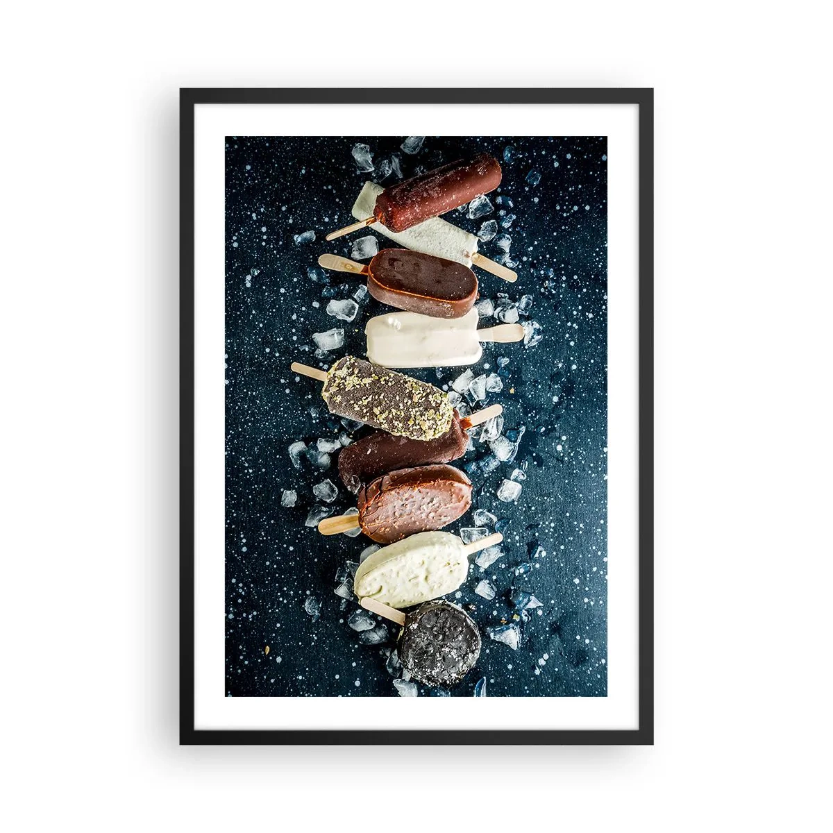Plakát v černém rámu - Různé nanuky obklopené ledem proti tmavé obloze - 50x70cm - Chuť horkého léta - Moderní nástěnná dekorace do obývacího pokoje a ložnice ARTTOR