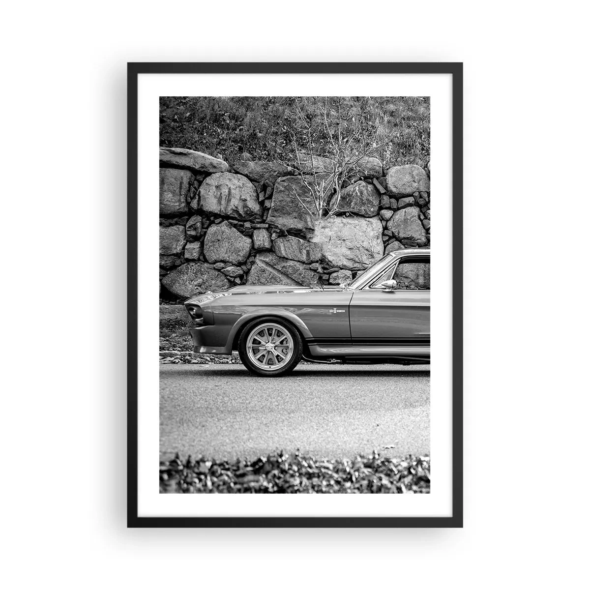 Plakát v černém rámu - Černobílé klasické auto proti kamenné zdi - 50x70cm - Legenda 60. let - Moderní nástěnná dekorace do obývacího pokoje a ložnice ARTTOR