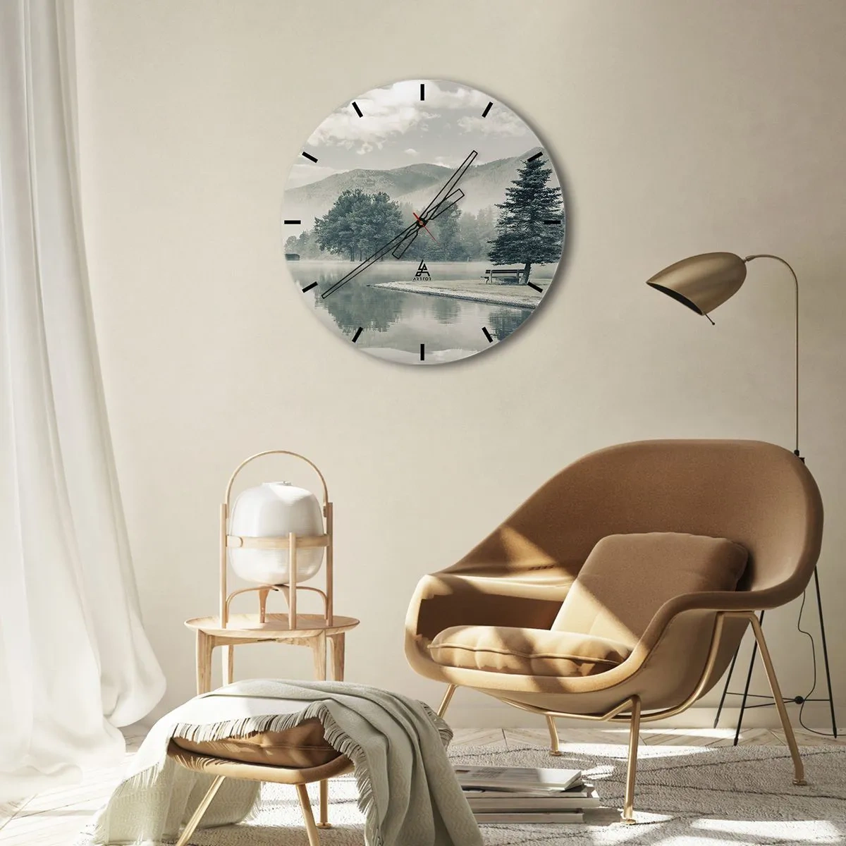 Nástěnné hodiny - Ranní mlha nad tichým jezerem mezi horami - 30x30cm - Jezero ještě spí - Moderní nástěnná dekorace do obývacího pokoje, kuchyně a ložnice ARTTOR