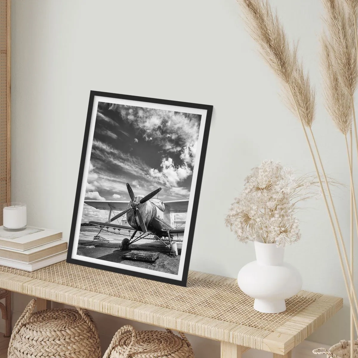 Plakát v černém rámu - Černobílá fotografie retro letadla proti obloze - 50x70cm - Nemohu se toho dočkat! - Moderní nástěnná dekorace do obývacího pokoje a ložnice ARTTOR