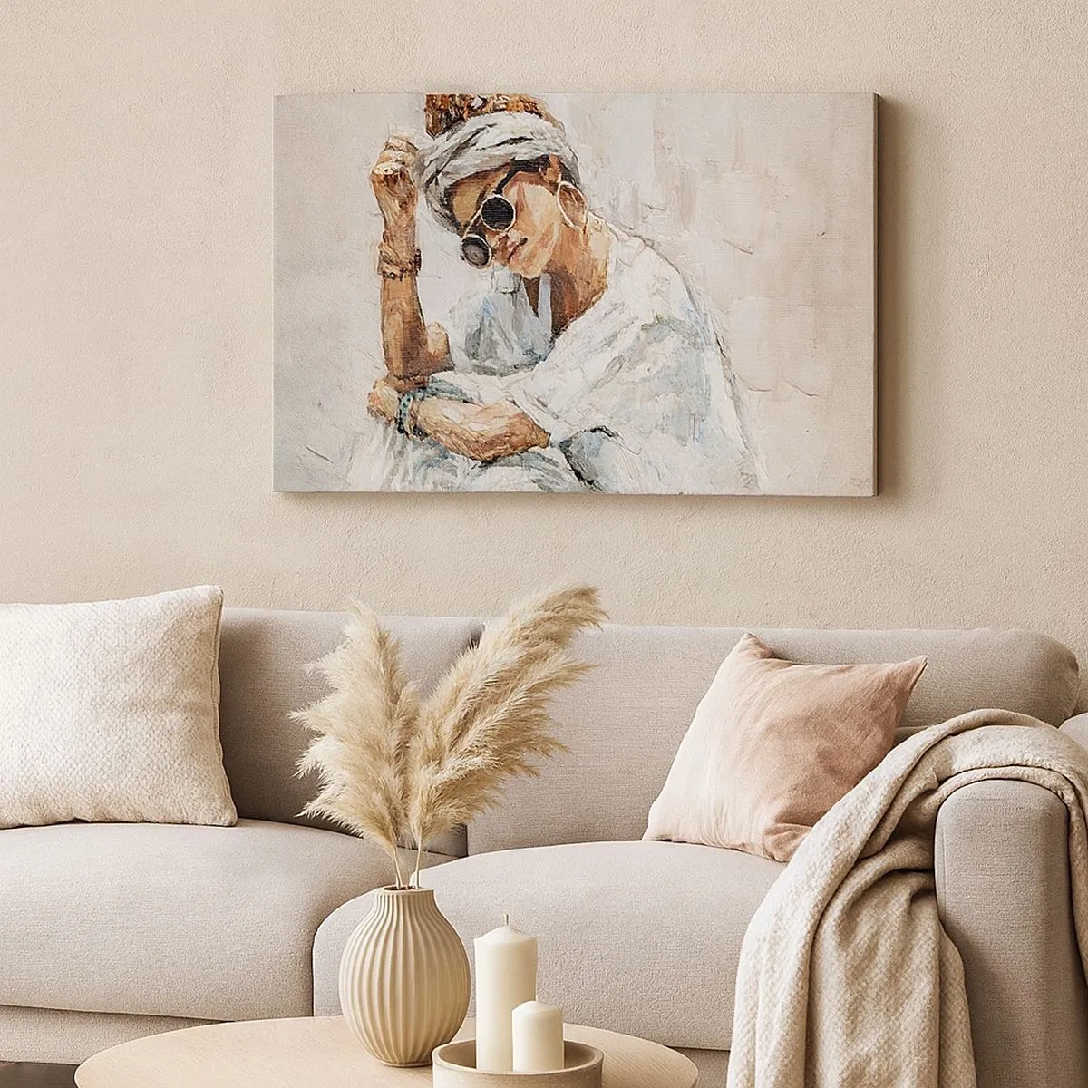 Obraz na plátně - Portrét ženy se slunečními brýlemi u světlé zdi - 70x50cm - Portrét v plném slunci - Moderní nástěnná dekorace do obývacího pokoje a ložnice ARTTOR