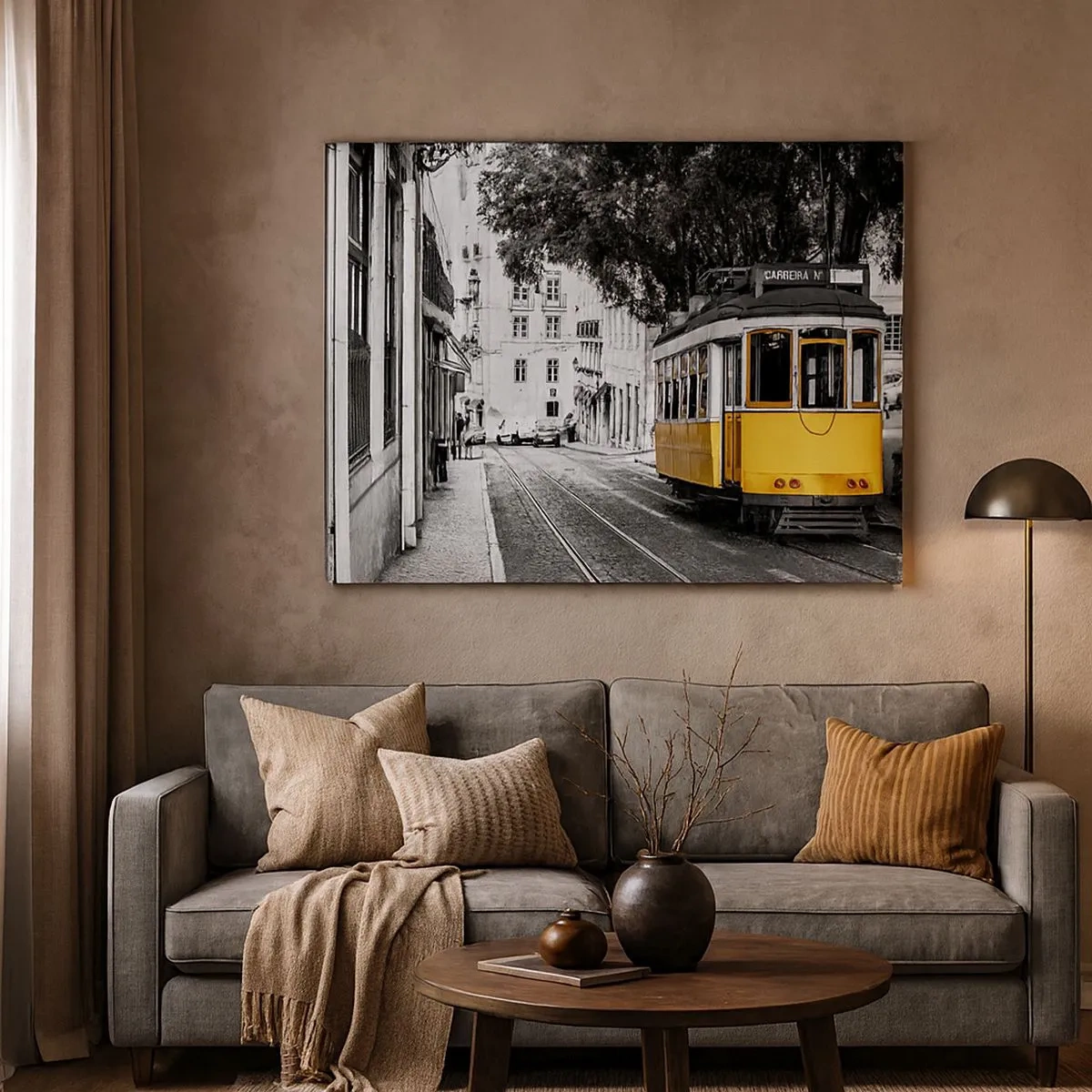 Obraz na plátně - Žlutá tramvaj na pozadí černobílé ulice - 70x50cm - Fado v pozadí - Moderní nástěnná dekorace do obývacího pokoje a ložnice ARTTOR