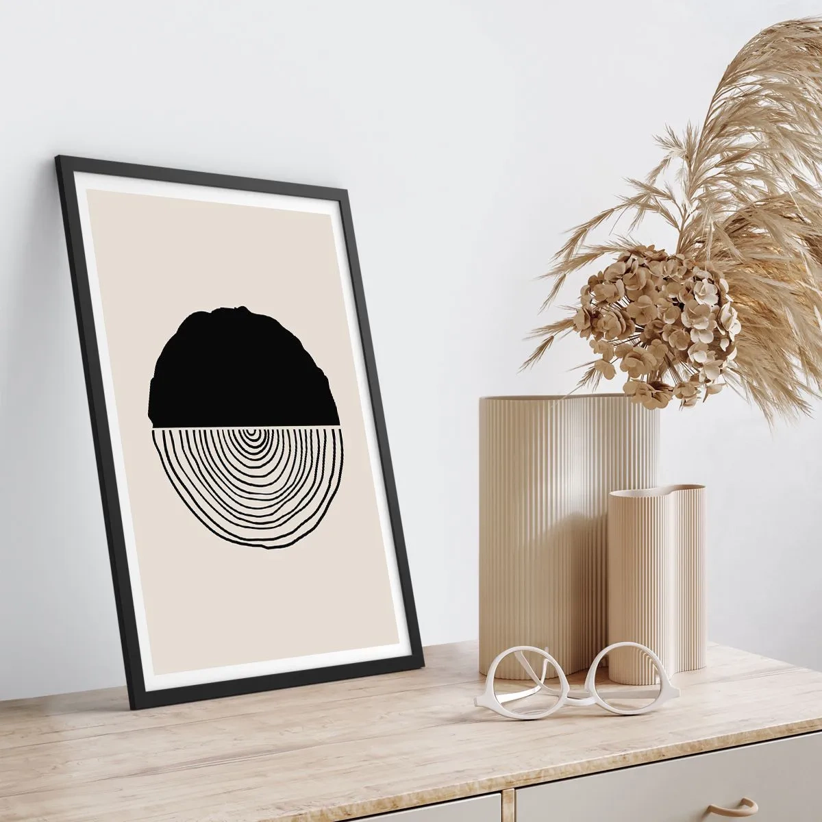 Plakát v černém rámu - Minimalistická grafika znázorňující průřez dřevem - 50x70cm - Půl na půl - Moderní nástěnná dekorace do obývacího pokoje a ložnice ARTTOR