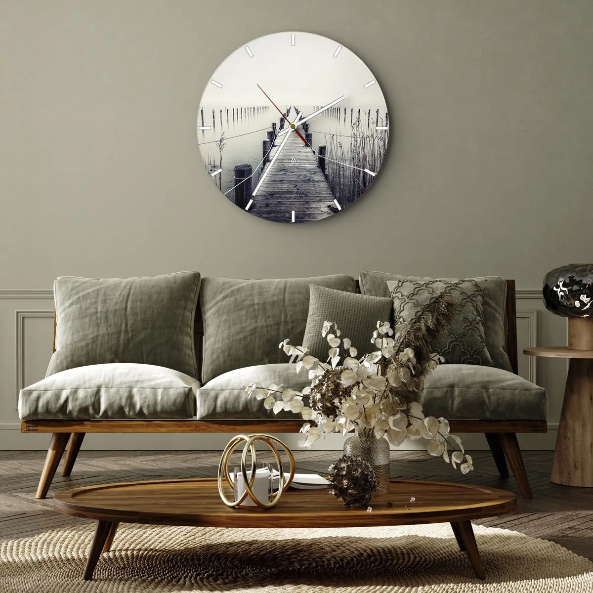 Nástěnné hodiny - Dřevěné molo v mlhavé krajině nad vodou - 30x30cm - Ponoř se do klidu - Moderní nástěnná dekorace do obývacího pokoje, kuchyně a ložnice ARTTOR
