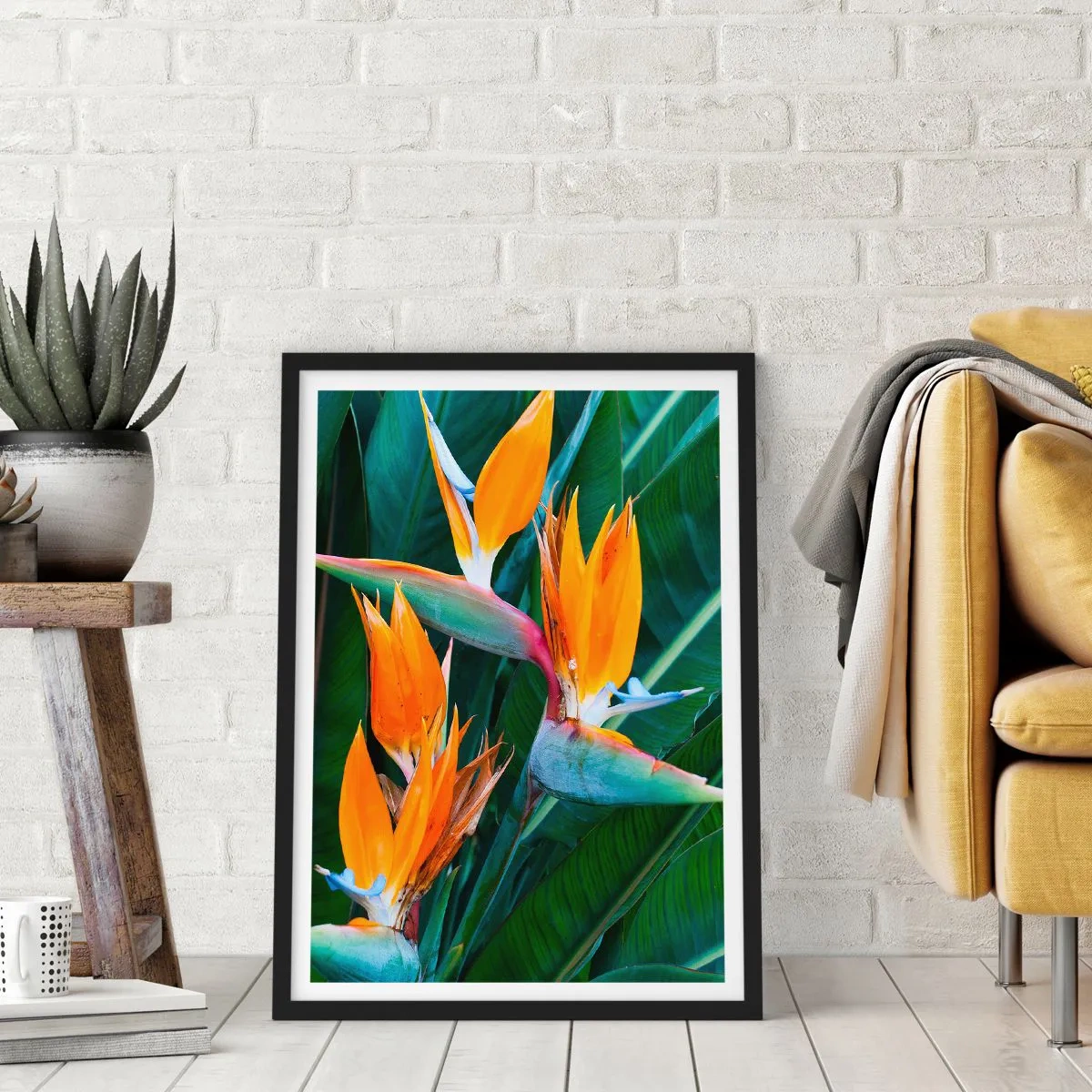 Plakát v černém rámu - Květy Strelitzia obklopené zelenými listy - 50x70cm - Je to květina, nebo pták? - Moderní nástěnná dekorace do obývacího pokoje a ložnice ARTTOR