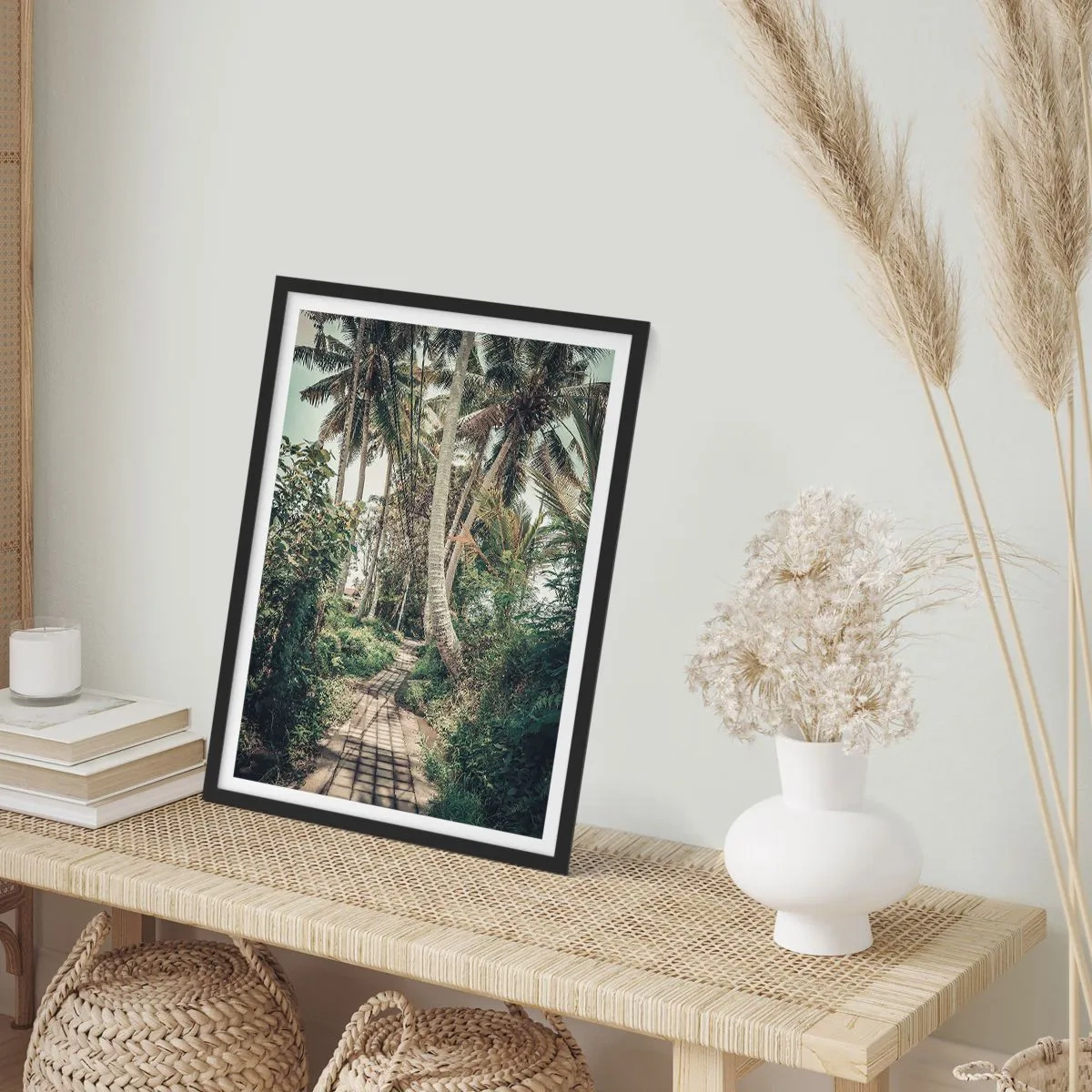 Plakát v černém rámu - Exotická cesta mezi palmami v tropické krajině - 50x70cm - Palmová alej - Moderní nástěnná dekorace do obývacího pokoje a ložnice ARTTOR