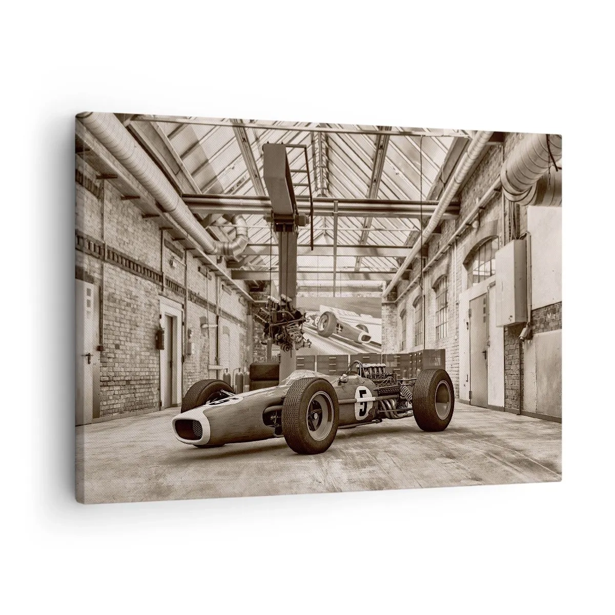 Obraz na plátně - Černobílé závodní auto v industriálním interiéru - 70x50cm - Odpočinek vítěze - Moderní nástěnná dekorace do obývacího pokoje a ložnice ARTTOR