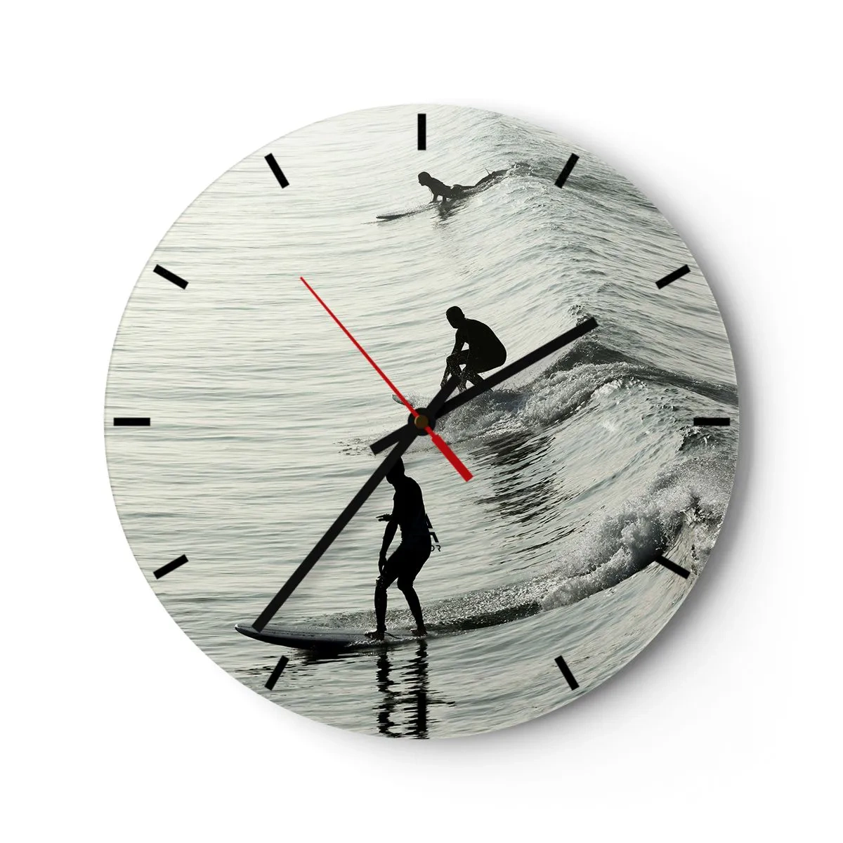 Nástěnné hodiny - Surfaři chytající ranní vlny na klidném moři - 30x30cm - Za vlnou - Moderní nástěnná dekorace do obývacího pokoje, kuchyně a ložnice ARTTOR