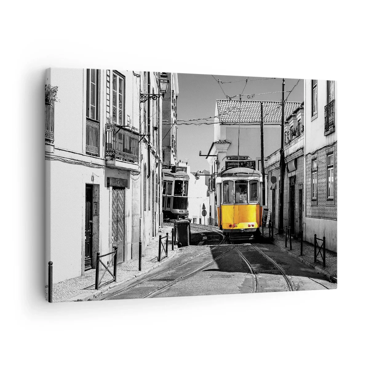 Obraz na plátně - Žlutá tramvaj v ulicích Lisabonu v monochromatickém prostředí - 70x50cm - Duch Lisabonu - Moderní nástěnná dekorace do obývacího pokoje a ložnice ARTTOR