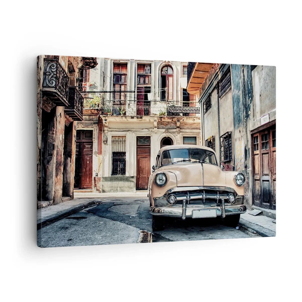 Obraz na plátně - Klasické auto na pozadí městské architektury - 70x50cm - Siesta v Havaně - Moderní nástěnná dekorace do obývacího pokoje a ložnice ARTTOR
