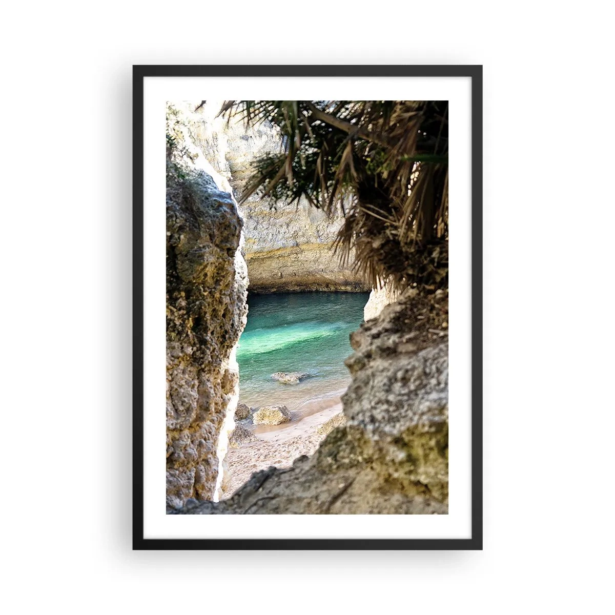 Plakát v černém rámu - Pohled na skrytou pláž skrz skalnatou štěrbinu - 50x70cm - Tyrkysová zátoka - Moderní nástěnná dekorace do obývacího pokoje a ložnice ARTTOR
