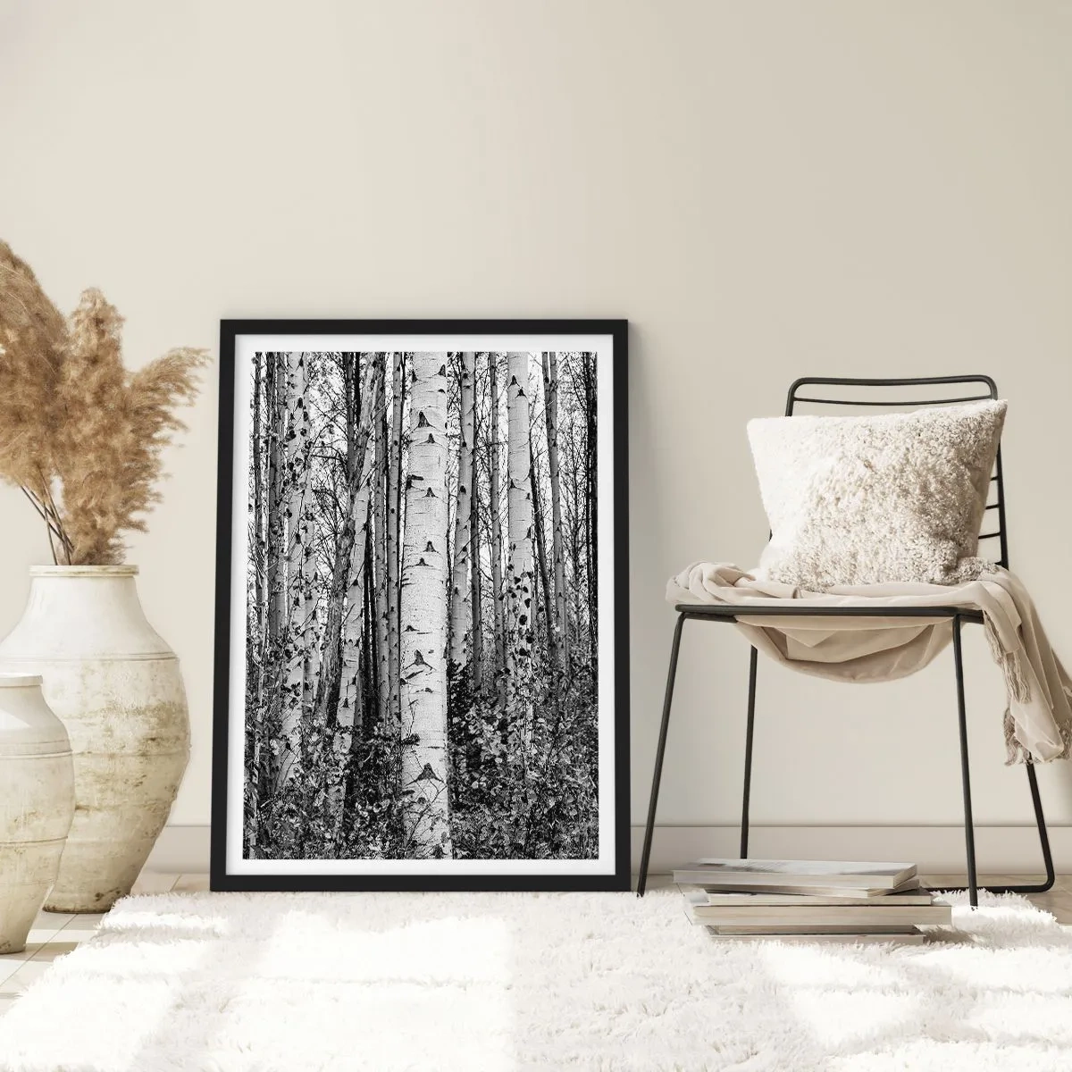 Plakát v černém rámu - Černé a bílé břízy tvoří symetrický les - 50x70cm - Březová kolonáda - Moderní nástěnná dekorace do obývacího pokoje a ložnice ARTTOR