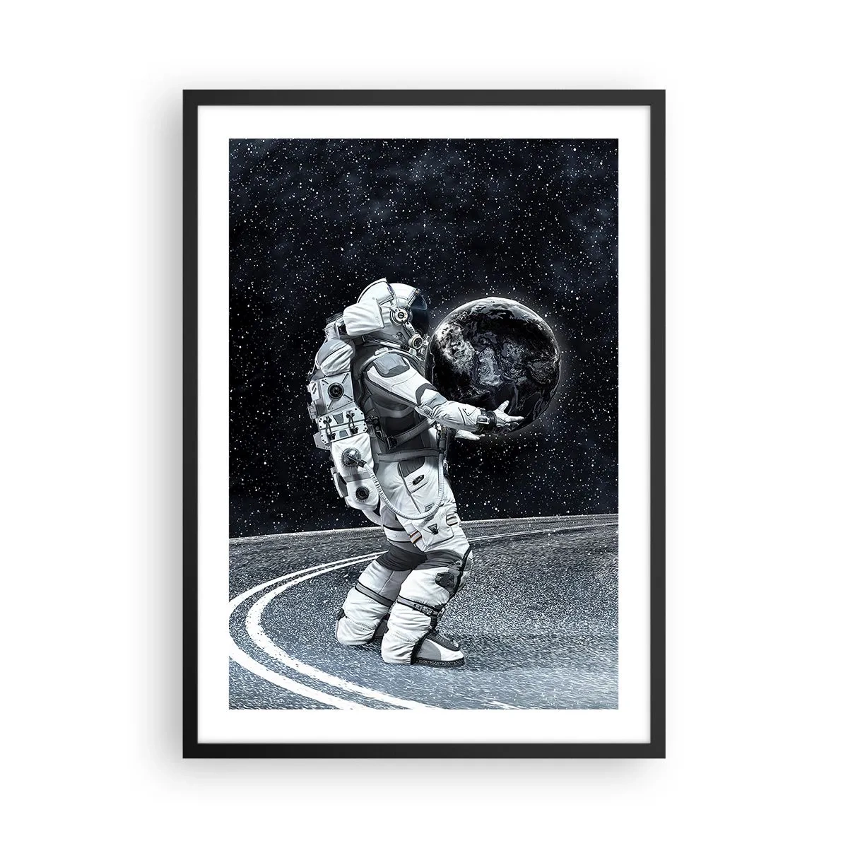Plakát v černém rámu - Astronaut ve vesmíru držící kouli připomínající Zemi. - 50x70cm - Na Mléčné dráze - Moderní nástěnná dekorace do obývacího pokoje a ložnice ARTTOR