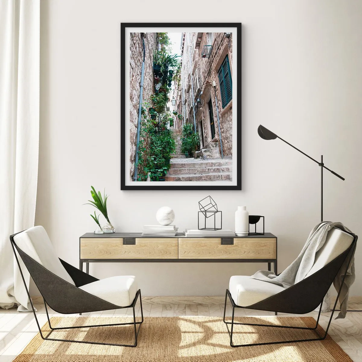 Plakát v černém rámu - Kamenná ulice s bujnou vegetací a schody - 50x70cm - Kouzlo starého města - Moderní nástěnná dekorace do obývacího pokoje a ložnice ARTTOR