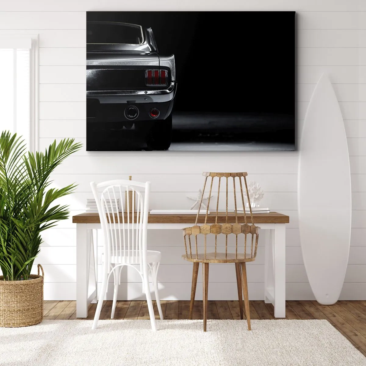 Obraz na plátně - Černobílý obrázek zadní části klasického vozu na tmavém pozadí. - 70x50cm - Kouzlo klasiky - Moderní nástěnná dekorace do obývacího pokoje a ložnice ARTTOR
