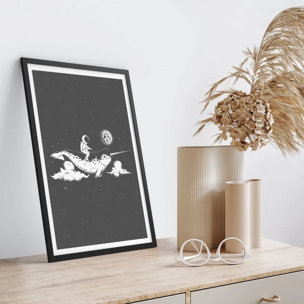 Plakát v černém rámu - Astronaut na zádech narvala ve vesmíru - 50x70cm - Vesmírný jezdec - Moderní nástěnná dekorace do obývacího pokoje a ložnice ARTTOR