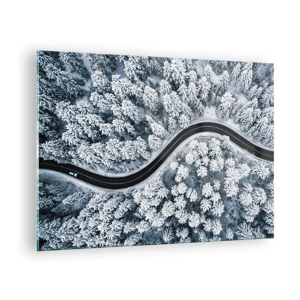 Obraz na skle - Klikatá cesta zimním lesem, snímek z dronu - 70x50cm - Zimním lesem - Moderní nástěnná dekorace do obývacího pokoje a ložnice ARTTOR