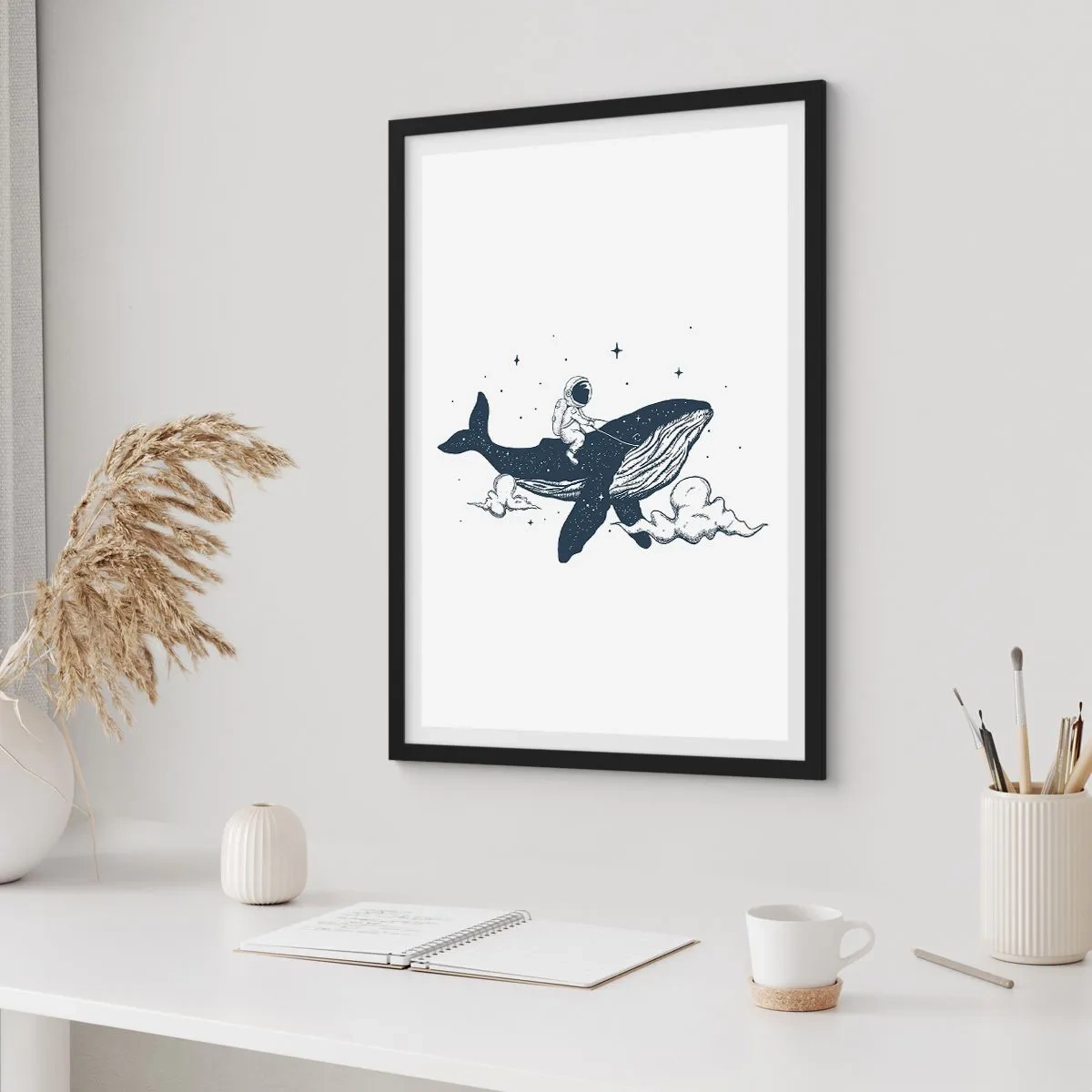 Plakát v černém rámu - Barevná ilustrace vesmírné rakety letící mezi hvězdami. - 50x70cm - Vesmírné dobrodružství - Moderní nástěnná dekorace do obývacího pokoje a ložnice ARTTOR