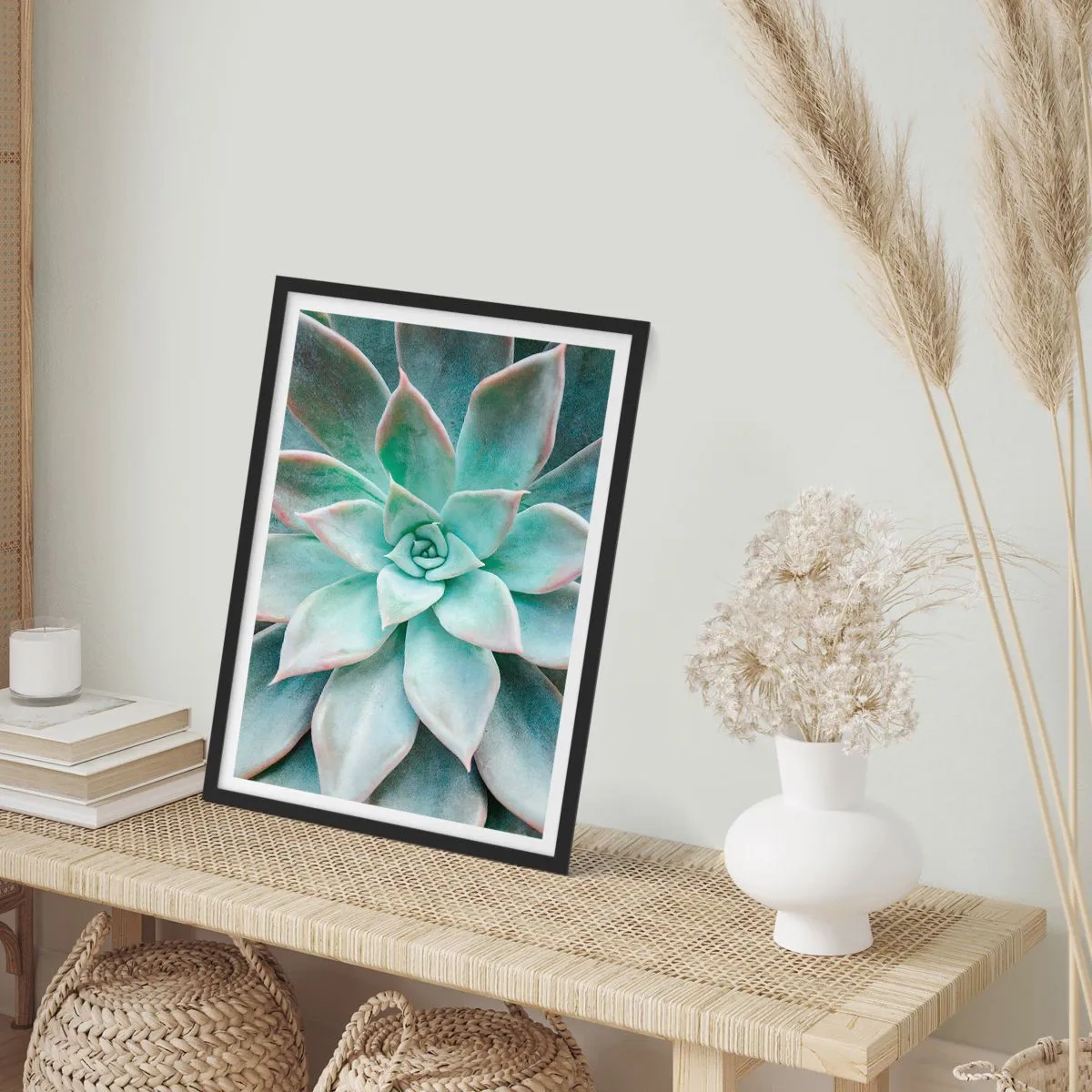 Plakát v černém rámu - Detailní záběr na symetrické listy sukulentu v odstínech zelené. - 50x70cm - Srdce pouště - Moderní nástěnná dekorace do obývacího pokoje a ložnice ARTTOR